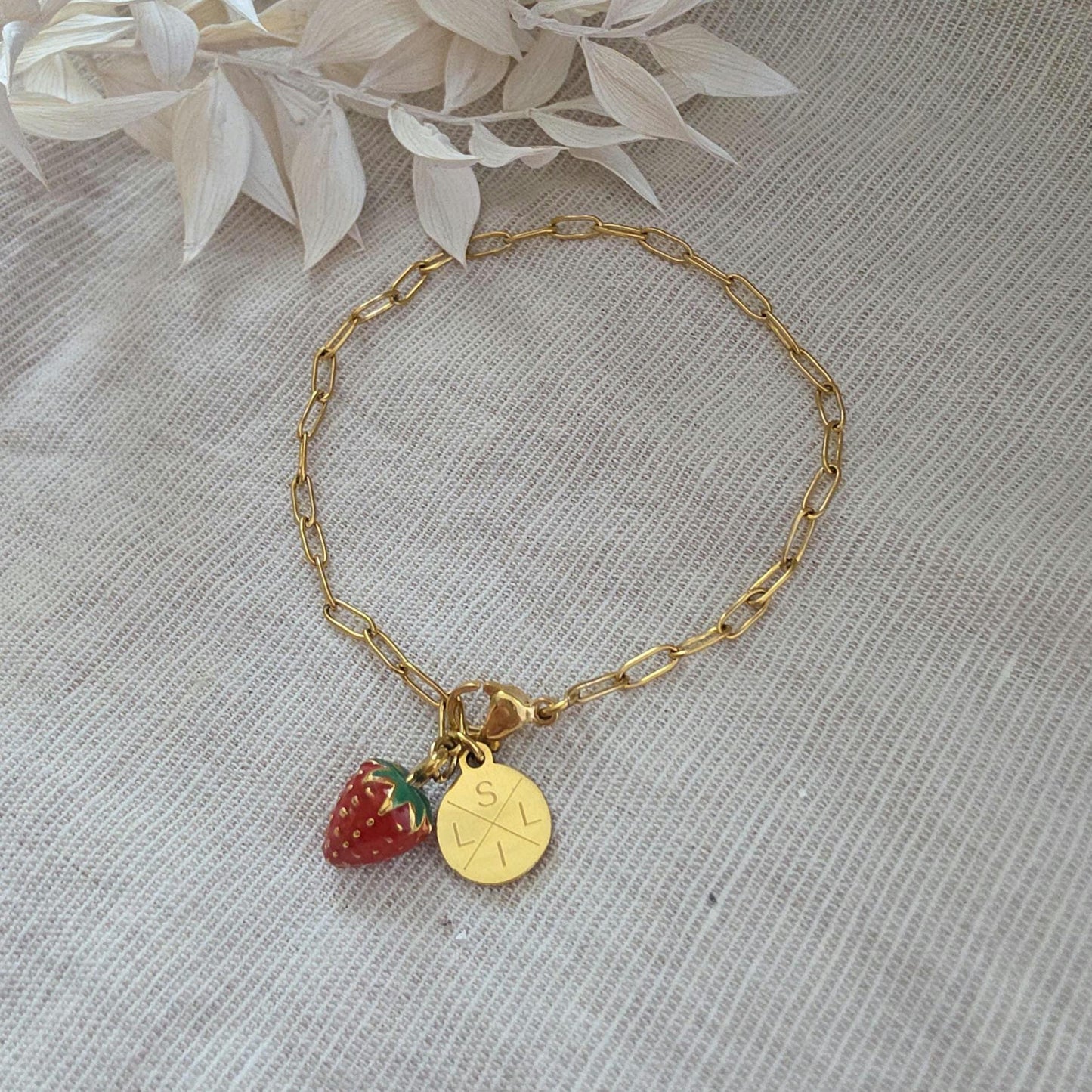 Personalisiertes Armband mit Gravur Plättchen und Erdbeeranhänger | wasserfestes Edelstahlarmband | Erdbeerschmuck als Geschenk