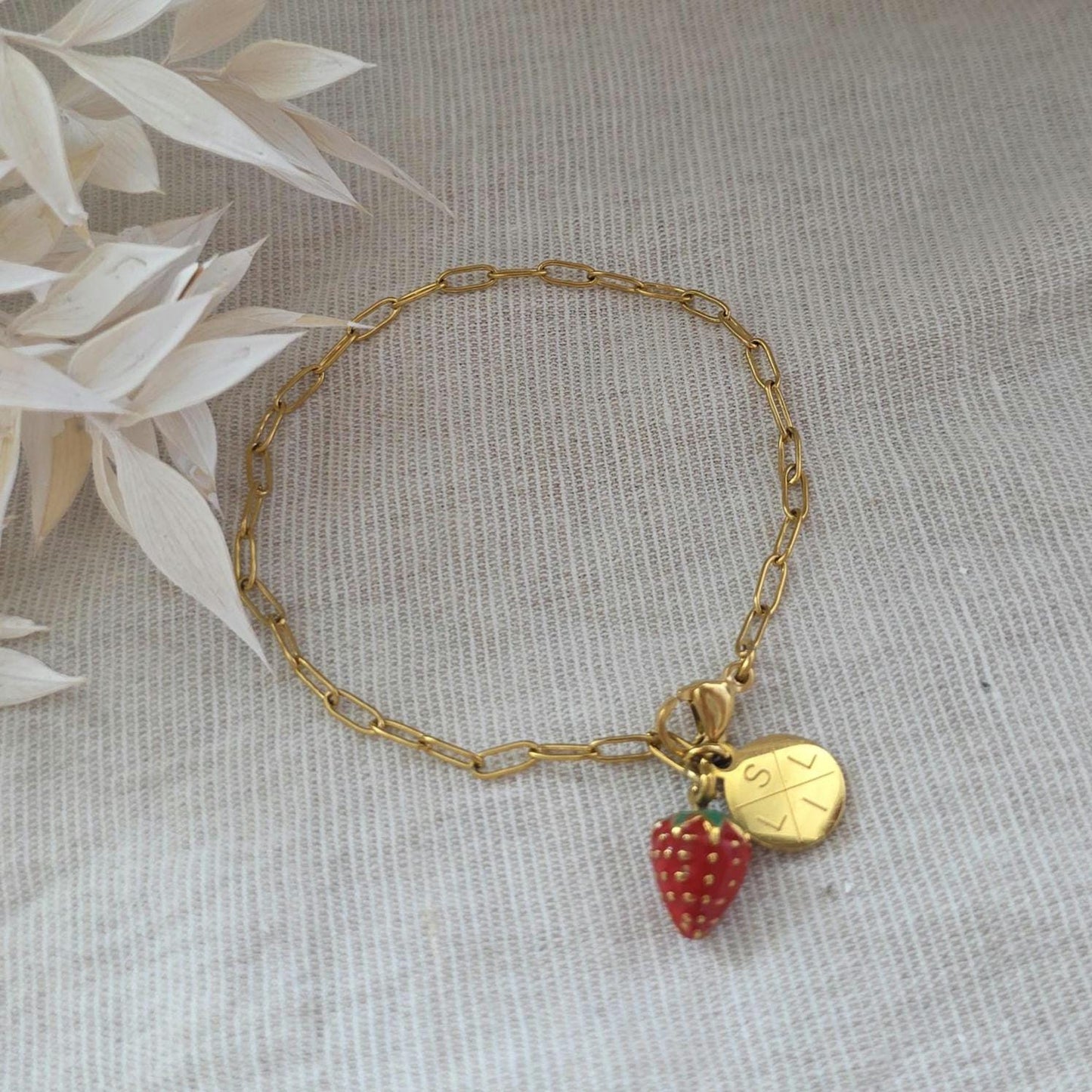 Personalisiertes Armband mit Gravur Plättchen und Erdbeeranhänger | wasserfestes Edelstahlarmband | Erdbeerschmuck als Geschenk