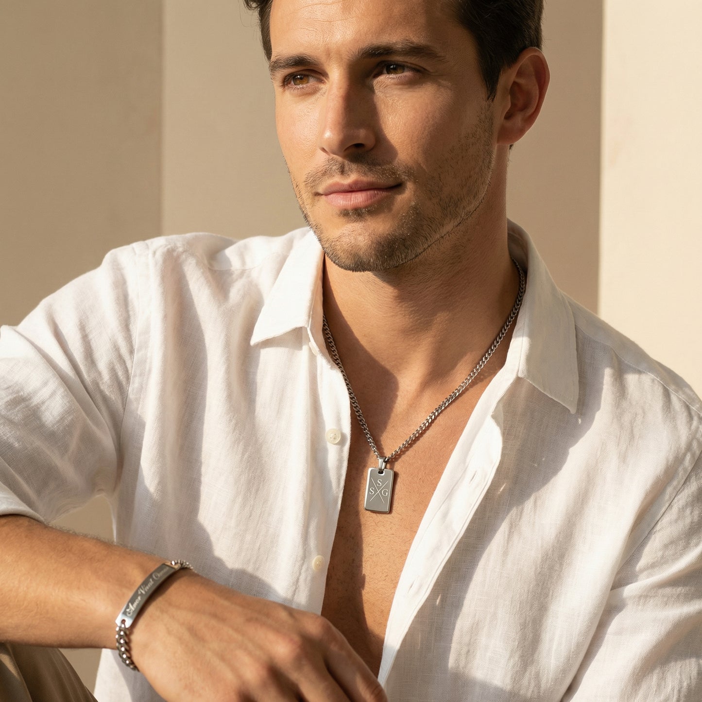 Mann trägt Herren Gravur-Set mit silberner Edelstahl-Kette und passendem Armband – personalisierter Herrenschmuck von Inaklam