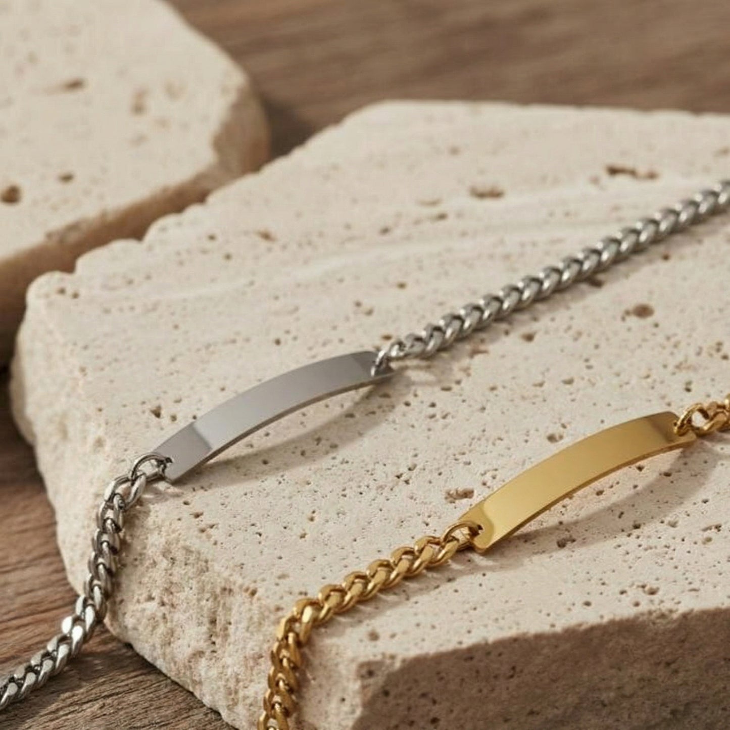 Zwei Herrenarmbänder mit Gravur aus Edelstahl in Silber und Gold auf Naturstein – personalisierter Männerschmuck von Inaklam