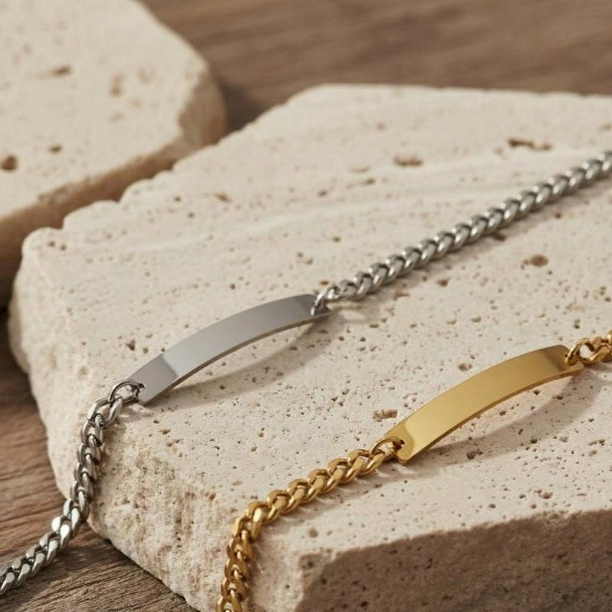 Zwei Herrenarmbänder mit Gravur aus Edelstahl in Silber und Gold auf Naturstein – personalisierter Männerschmuck von Inaklam
