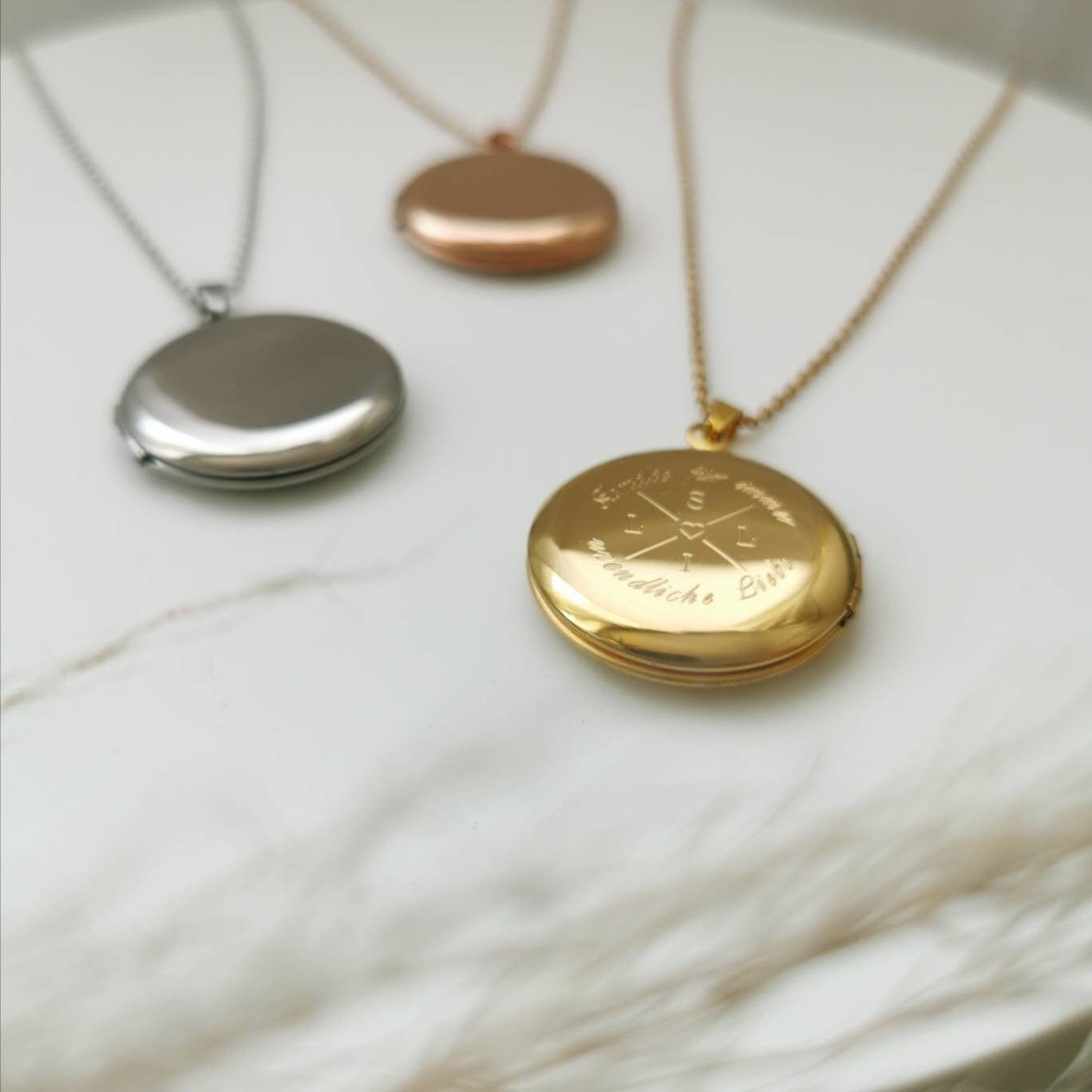 Amulett Kette mit Gravur zum öffnen für Fotos in Silber, Rosé oder Gold aus Edelstahl. Medaillon aufklappbar 25mm, Geschenk personalisiert