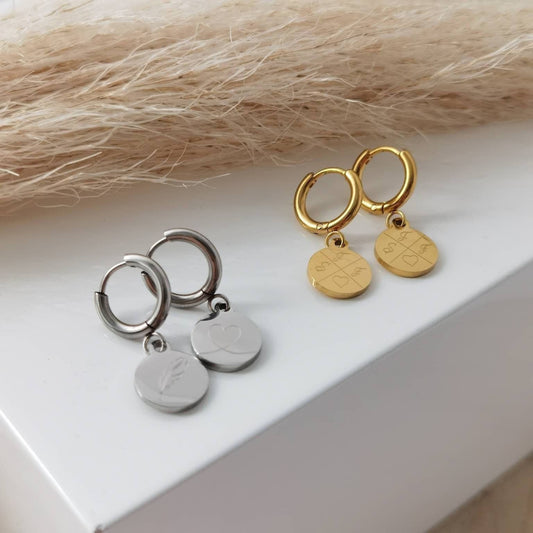 Personalisierte Ohrringe mit Plättchen Anhänger in Gold & Silber aus Edelstahl, Creolen mit Gravur als personalisiertes Hochzeitsgeschenk