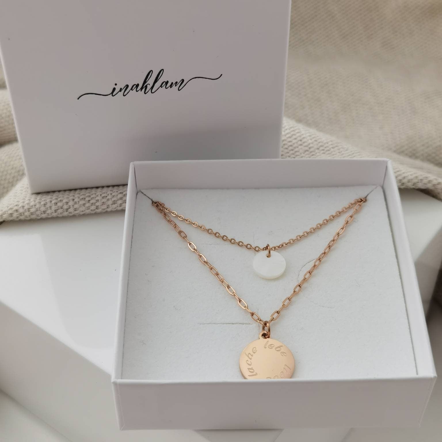Mehrreihige, personalisierte Plättchen Kette in Gold,Silber & Rosé aus Edelstahl, Halskette mit Perlmutt Anhänger, Personalisiertes Geschenk