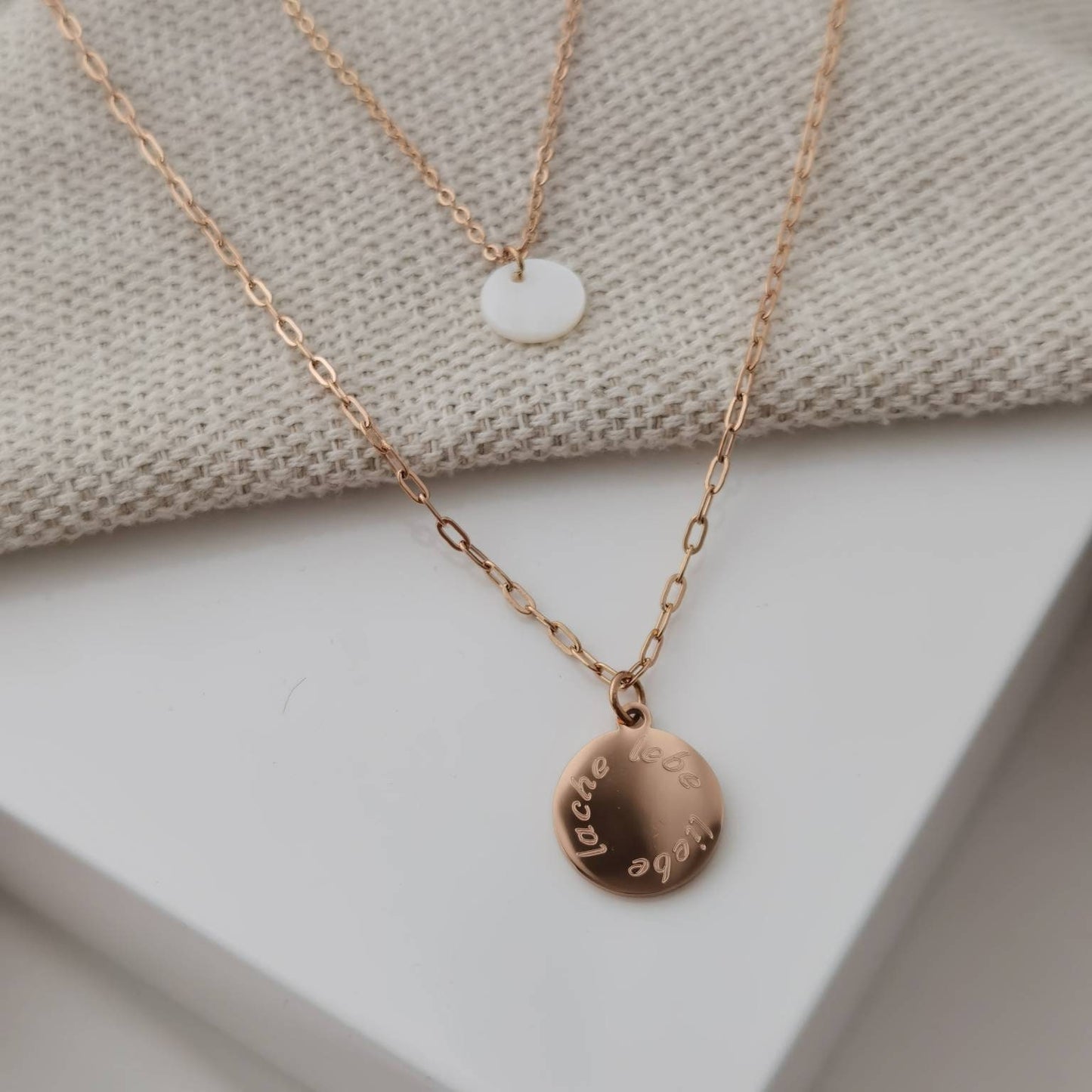 Mehrreihige, personalisierte Plättchen Kette in Gold,Silber & Rosé aus Edelstahl, Halskette mit Perlmutt Anhänger, Personalisiertes Geschenk