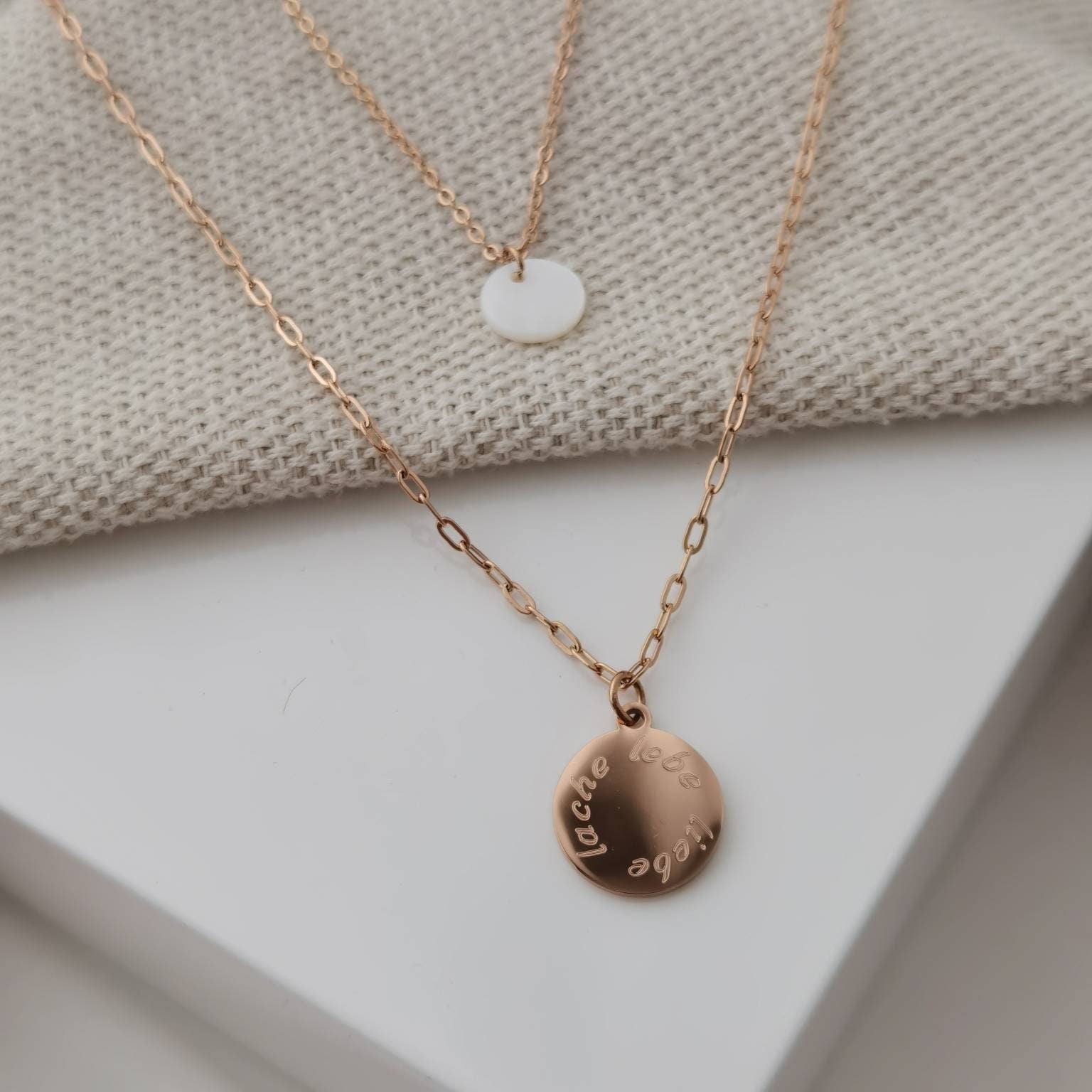 Mehrreihige, personalisierte Plättchen Kette in Gold,Silber & Rosé aus Edelstahl, Halskette mit Perlmutt Anhänger, Personalisiertes Geschenk