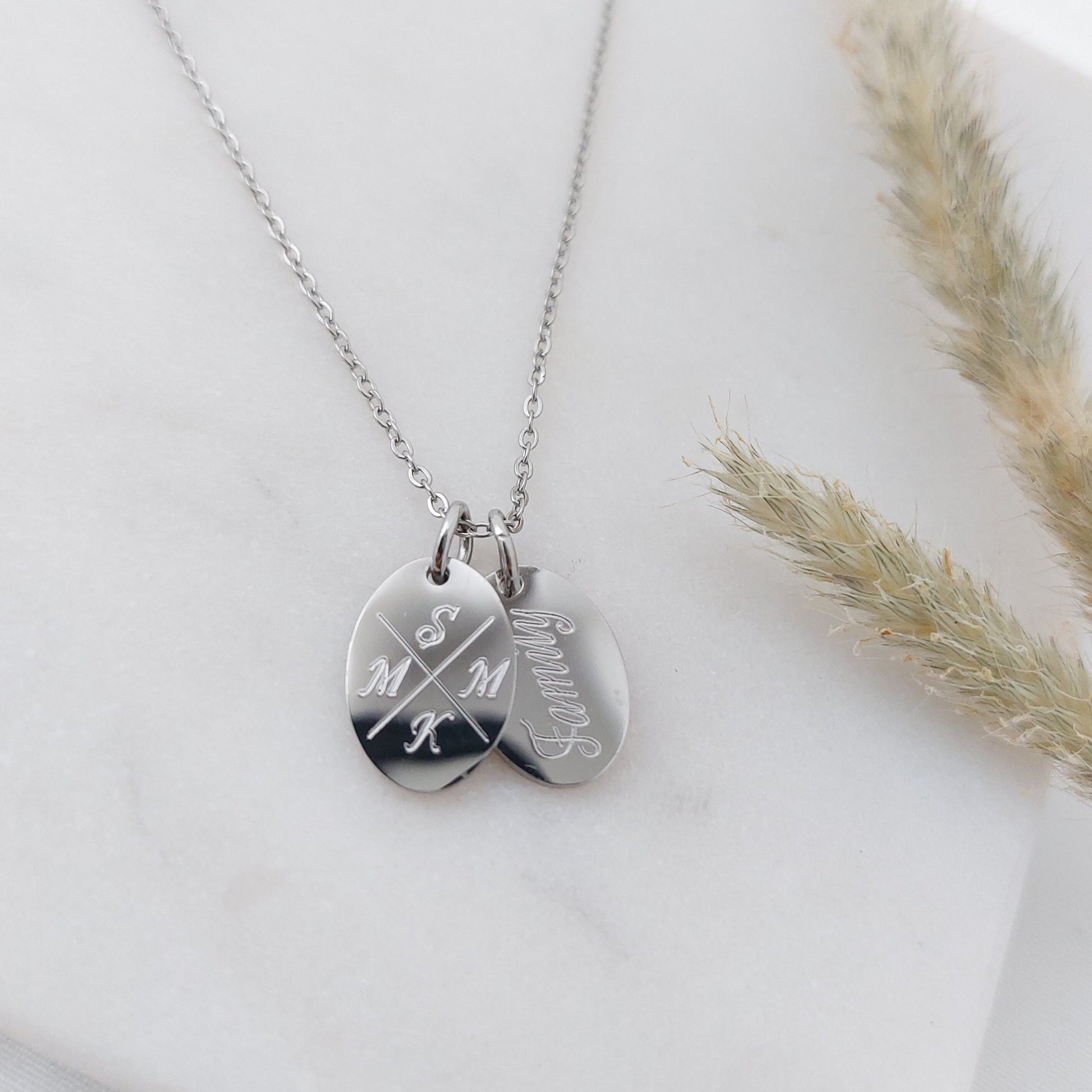 Personalisierte Geburtsblumenkette in Gold,Silber,Rosé mit ovalen 13x9mm Plättchen Anhängern, personalisiertes Geschenk für Frauen, Freundin