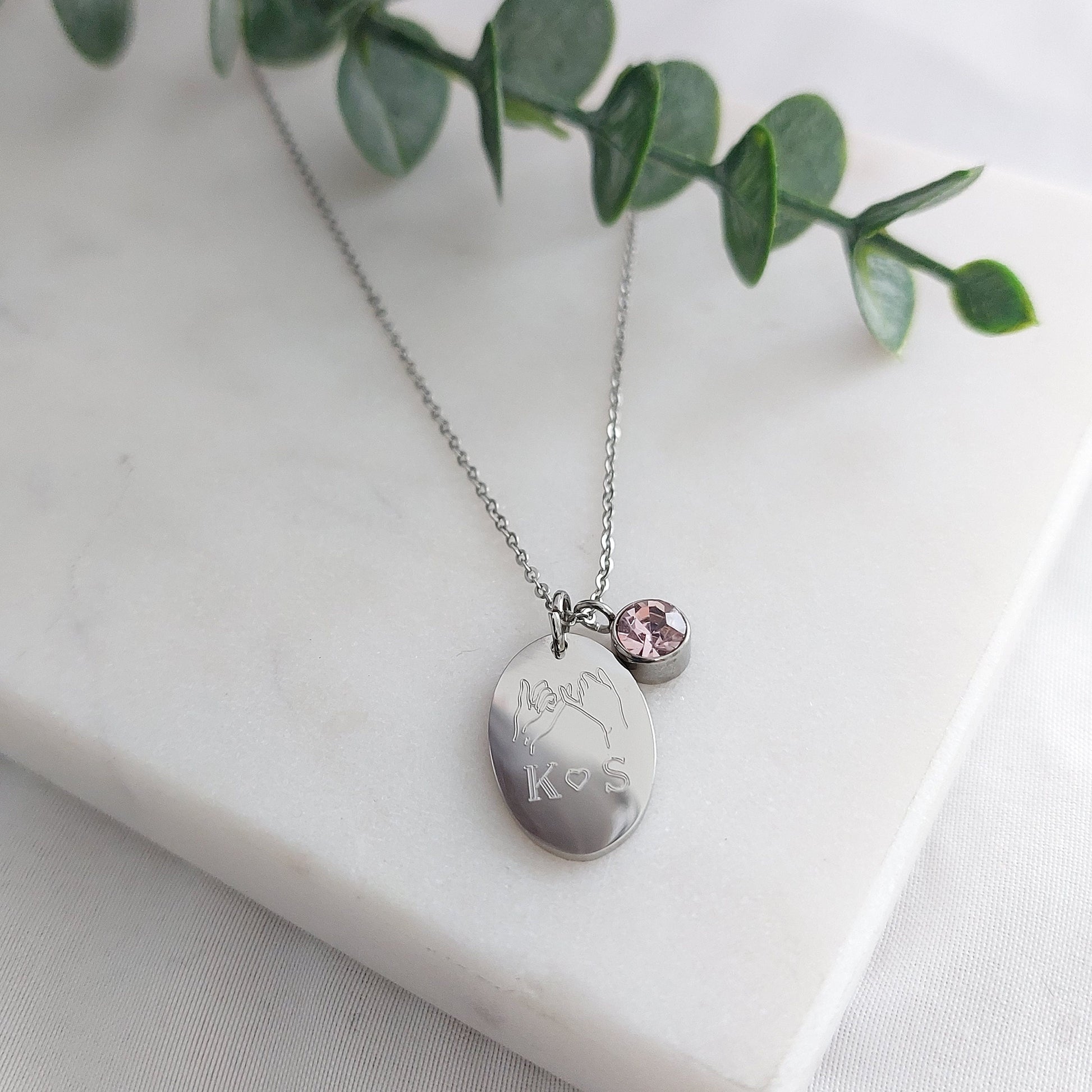 Kette aus Edelstahl mit ovalem Gravurplättchen und Geburtsstein-Anhänger