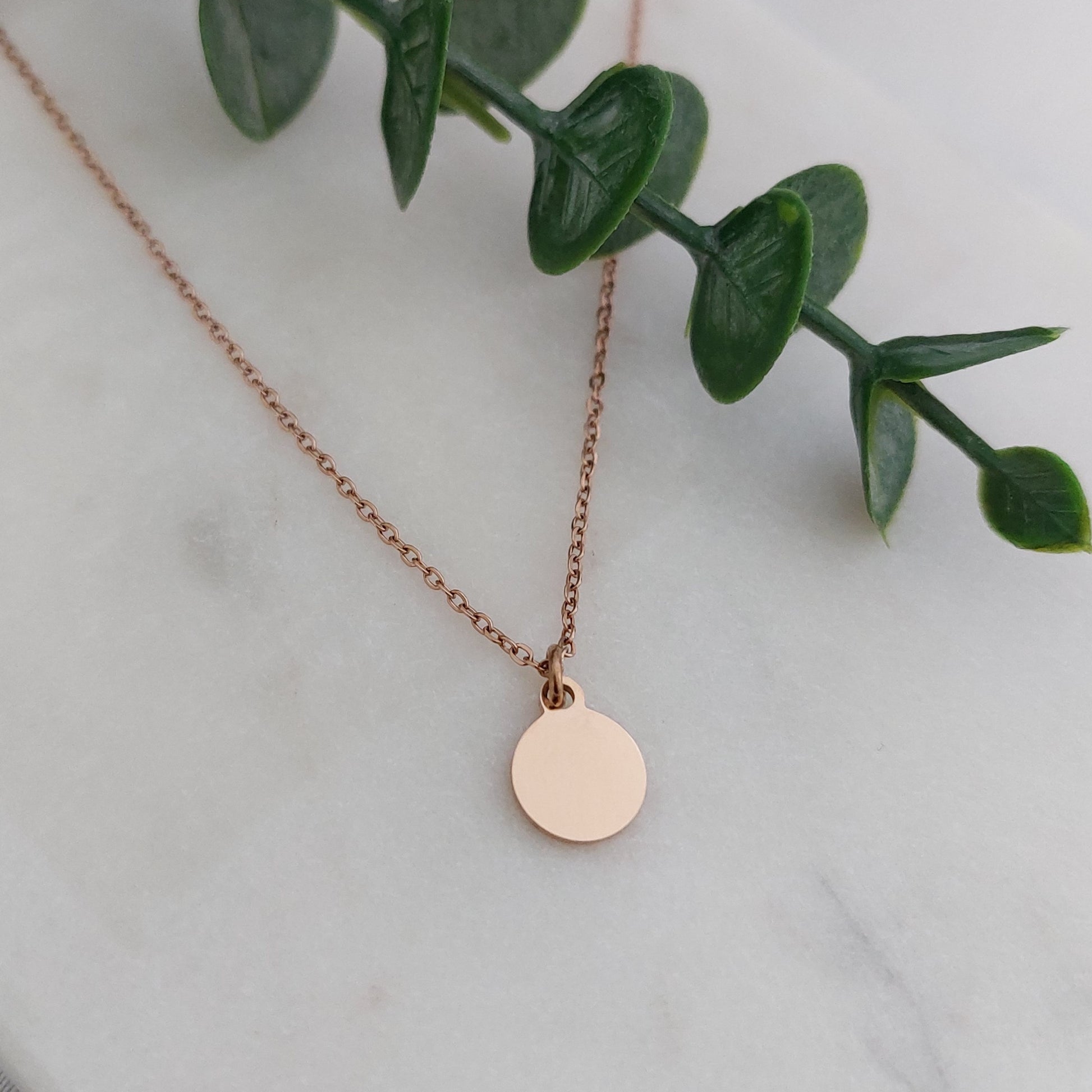 Plättchen Kette personalisiert in Gold,Silber & Rosé mit 8mm Gravur Anhänger, personalisierte Buchstaben Kette, Gravur Kette mit Buchstaben