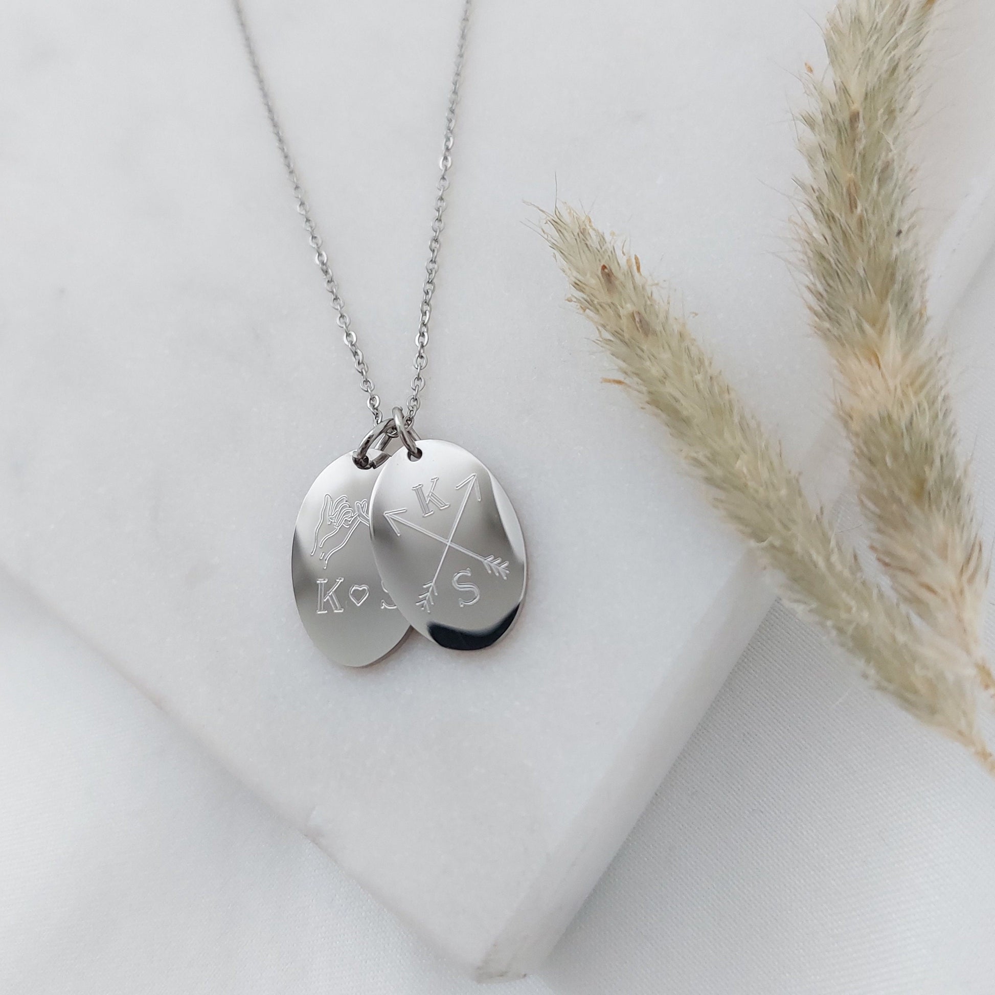 Personalisierte Geburtsblumenkette in Gold, Silber, Rosé mit ovalen 18mm Plättchen Anhängern, personalisiertes Geschenk für Frauen, Freundin