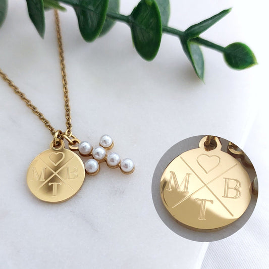 Personalisierte Halskette mit Gravur Plättchen und Perlen Kreuz Anhänger in Gold, Geschenk zur Hochzeit, Taufe, Kommunion, Konfirmation