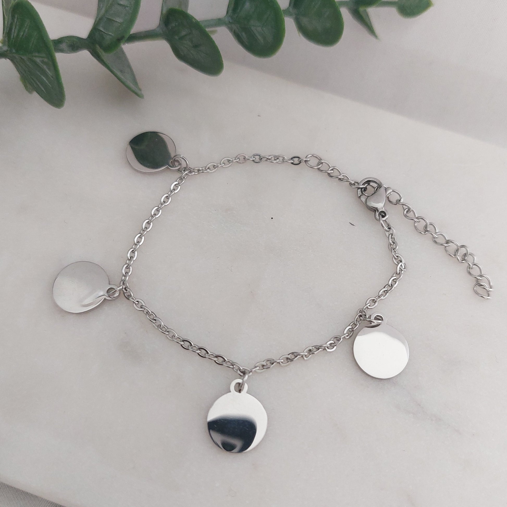 Armband mit gravur Anhänger in Gold,Rosé oder Silber aus Edelstahl, Armkette mit buchstaben Plättchen, personalisiertes Geschenk