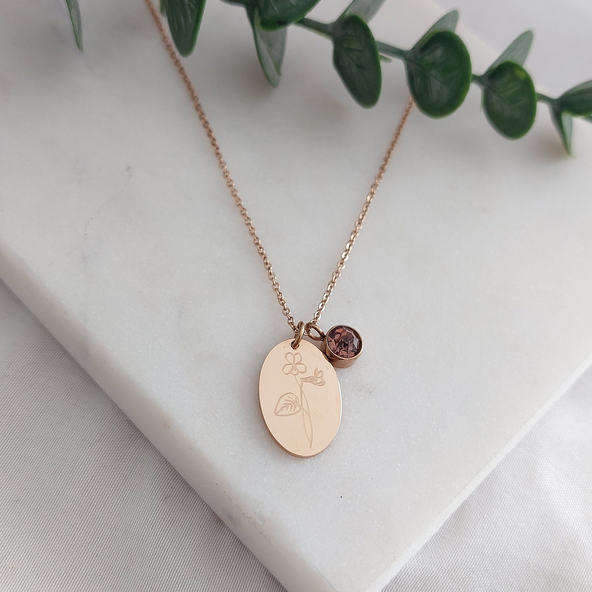 Kette aus Edelstahl mit ovalem Gravurplättchen und Geburtsstein-Anhänger