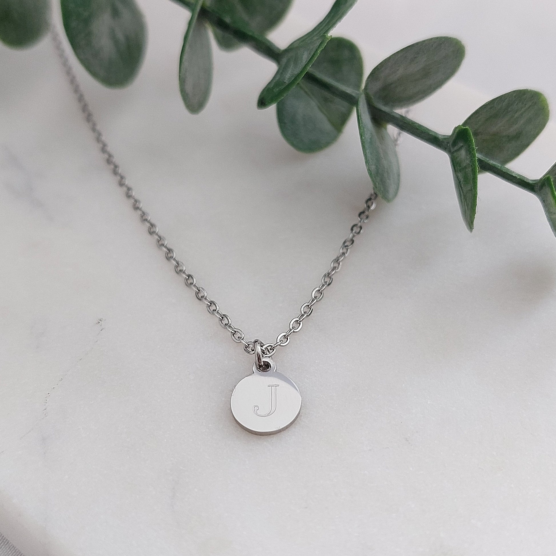 Plättchen Kette personalisiert in Gold,Silber & Rosé mit 8mm Gravur Anhänger, personalisierte Buchstaben Kette, Gravur Kette mit Buchstaben