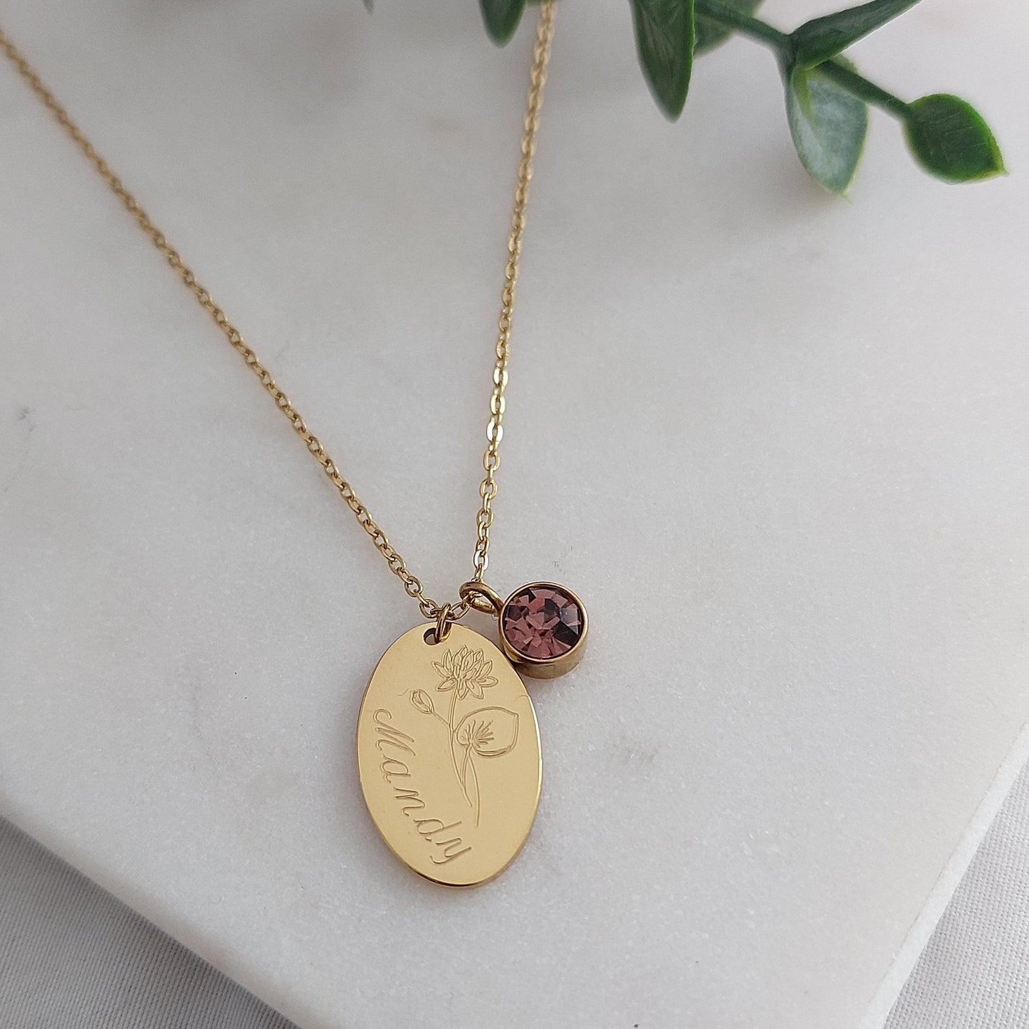 Kette aus Edelstahl mit ovalem Gravurplättchen und Geburtsstein-Anhänger