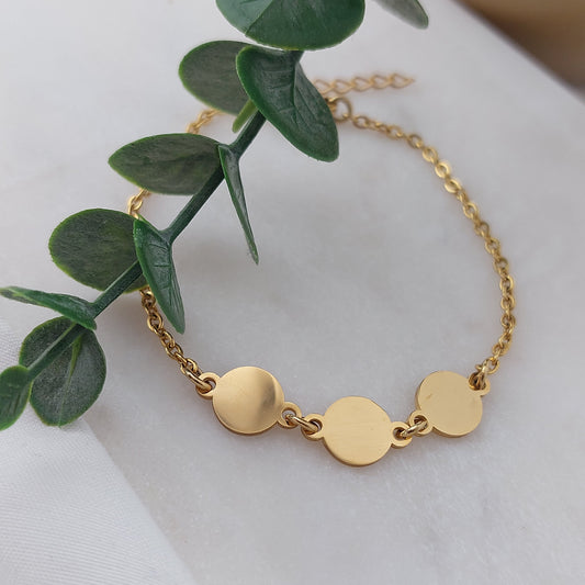 Personalisiertes Gravur Armband in Gold & Silber Armkette mit 10mm Buchstaben Plättchen, Namensarmband, Personalisiertes Geschenk für Frauen