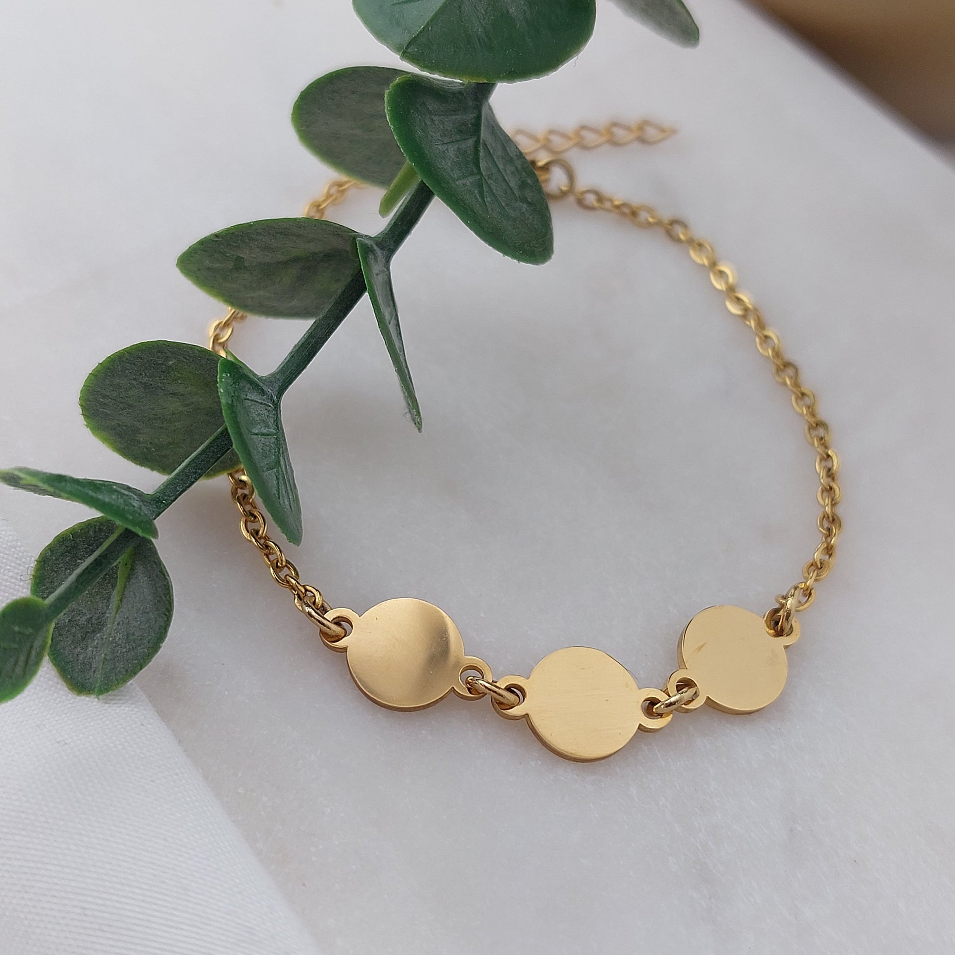 Personalisiertes Gravur Armband in Gold & Silber Armkette mit Buchstaben Plättchen, Namensarmband, Personalisiertes Geschenk für Frauen