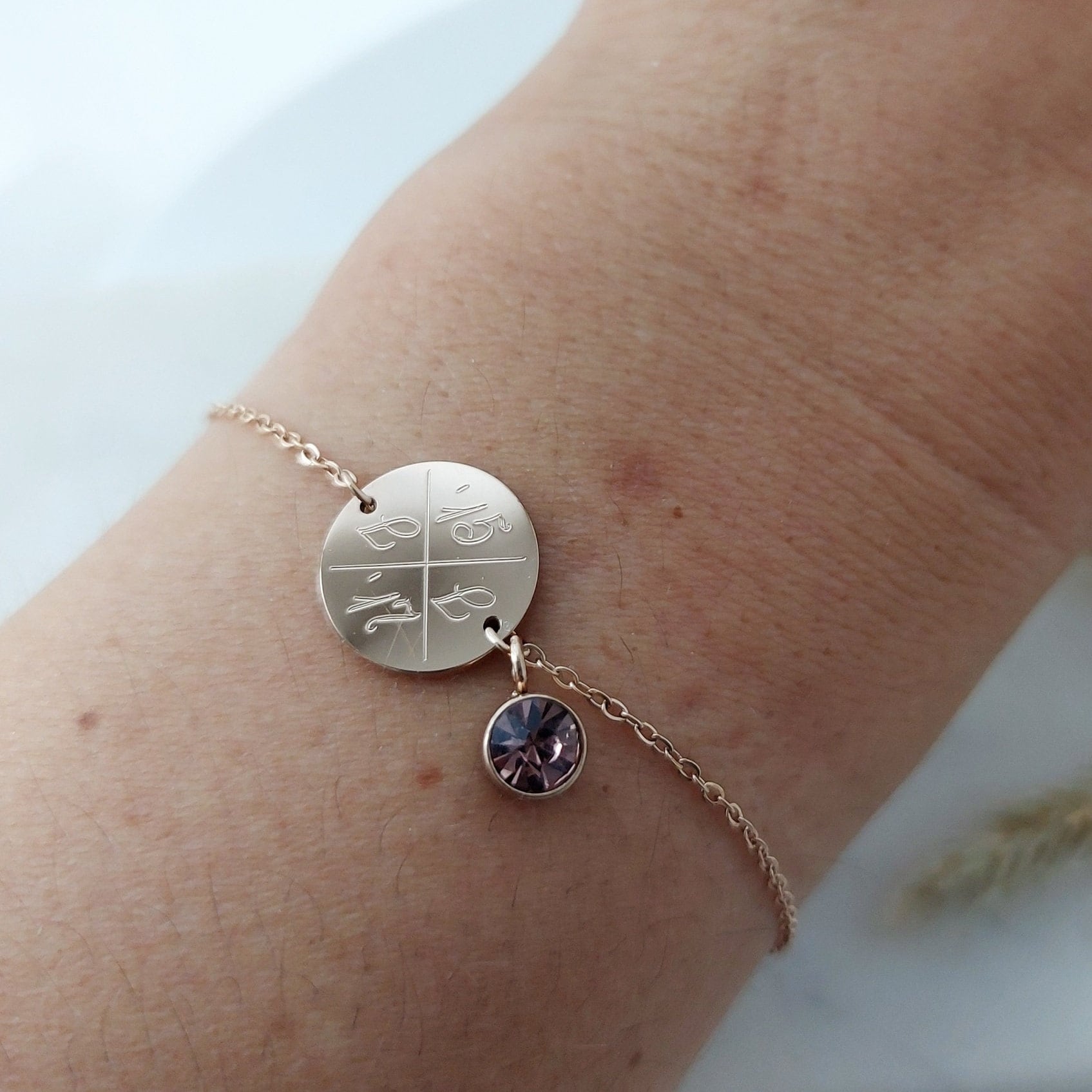 Personalisiertes Geburtsstein Armband in Gold, Silber, Rosé mit 13mm Gravur Plättchen, personalisiertes Geschenk für Mama, Frauen, Freundin
