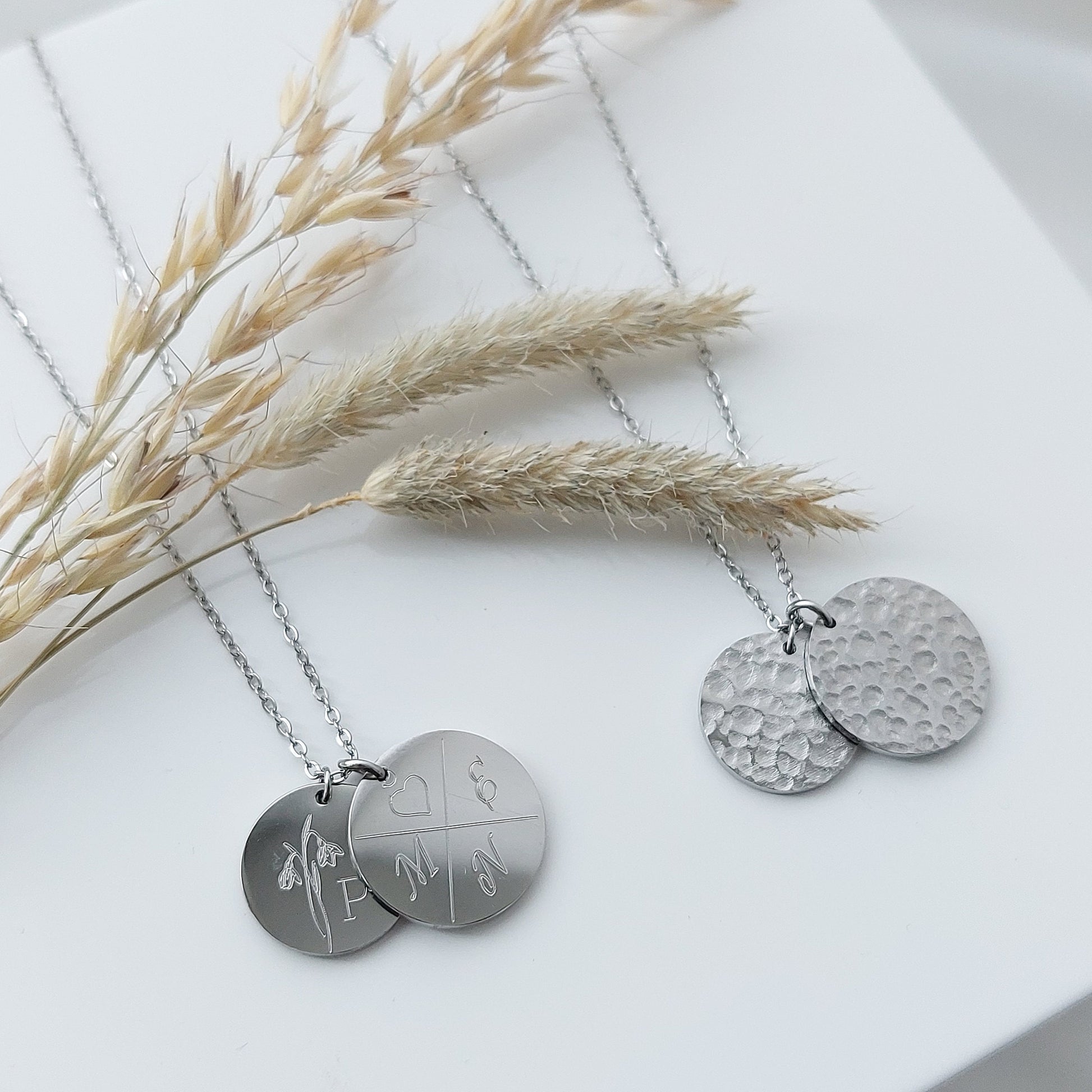 Personalisierte Halskette mit gehämmertem Gravur Anhänger in Gold, Silber oder Rosé aus Edelstahl, personalisiertes Geschenk für Frauen
