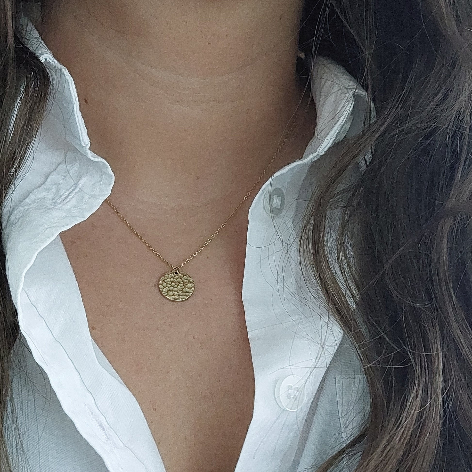 Personalisierte Halskette mit gehämmertem Gravur Anhänger in Gold, Silber oder Rosé aus Edelstahl, personalisiertes Geschenk für Frauen
