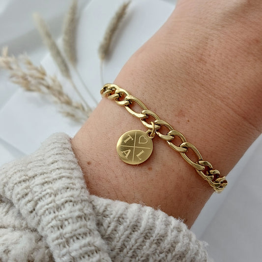 Personalisiertes Figaro Armband mit Namensgravur in Gold u. Silber Armkettchen mit Gravur Plättchen, personalisierte Armkette als Geschenk