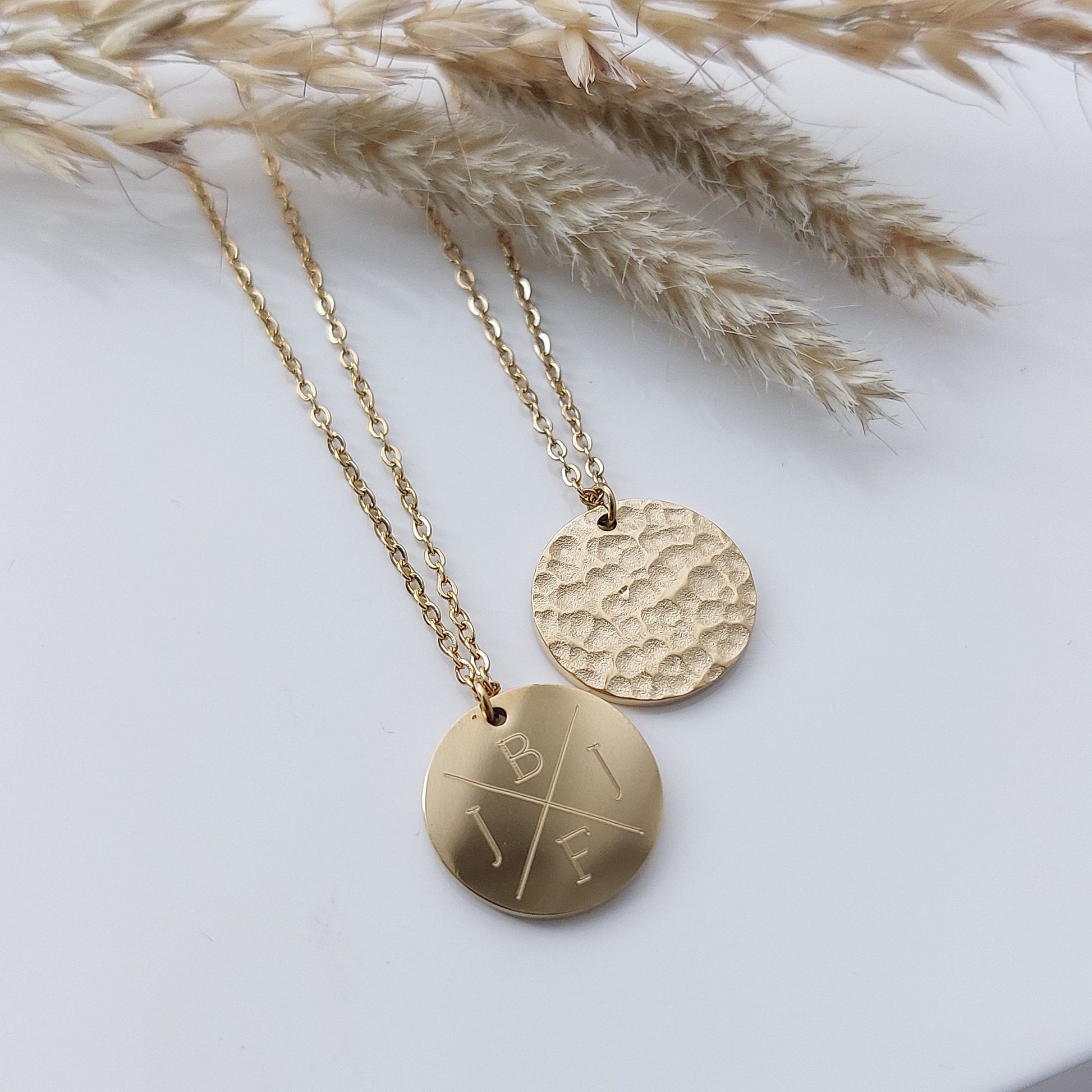 Personalisierte Halskette mit gehämmertem Gravur Anhänger in Gold, Silber oder Rosé aus Edelstahl, personalisiertes Geschenk für Frauen