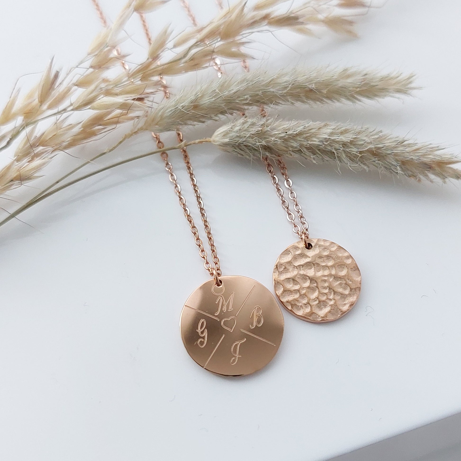 Personalisierte Halskette mit gehämmertem Gravur Anhänger in Gold, Silber oder Rosé aus Edelstahl, personalisiertes Geschenk für Frauen