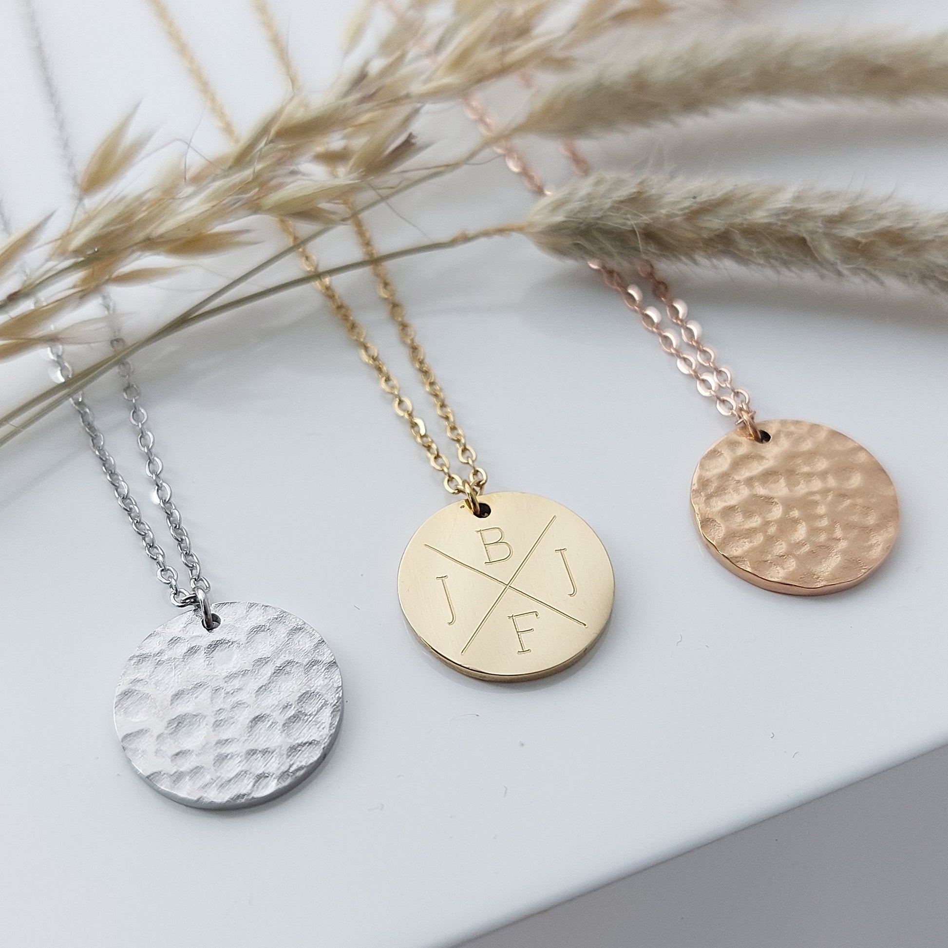 Personalisierte Halskette mit gehämmertem Gravur Anhänger in Gold, Silber oder Rosé aus Edelstahl, personalisiertes Geschenk für Frauen
