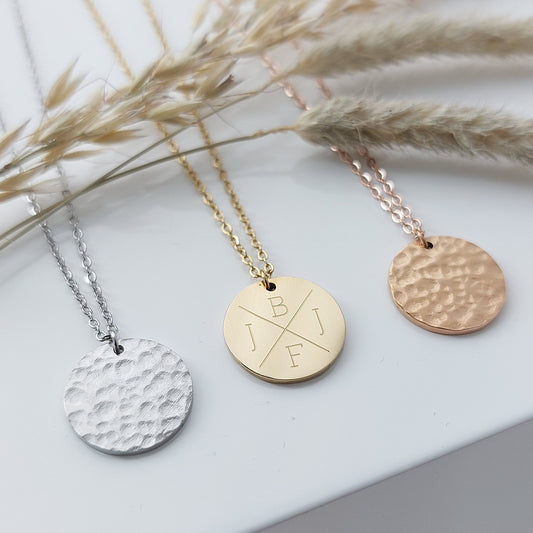 Personalisierte Halskette mit gehämmertem Gravur Anhänger in Gold, Silber oder Rosé aus Edelstahl, personalisiertes Geschenk für Frauen