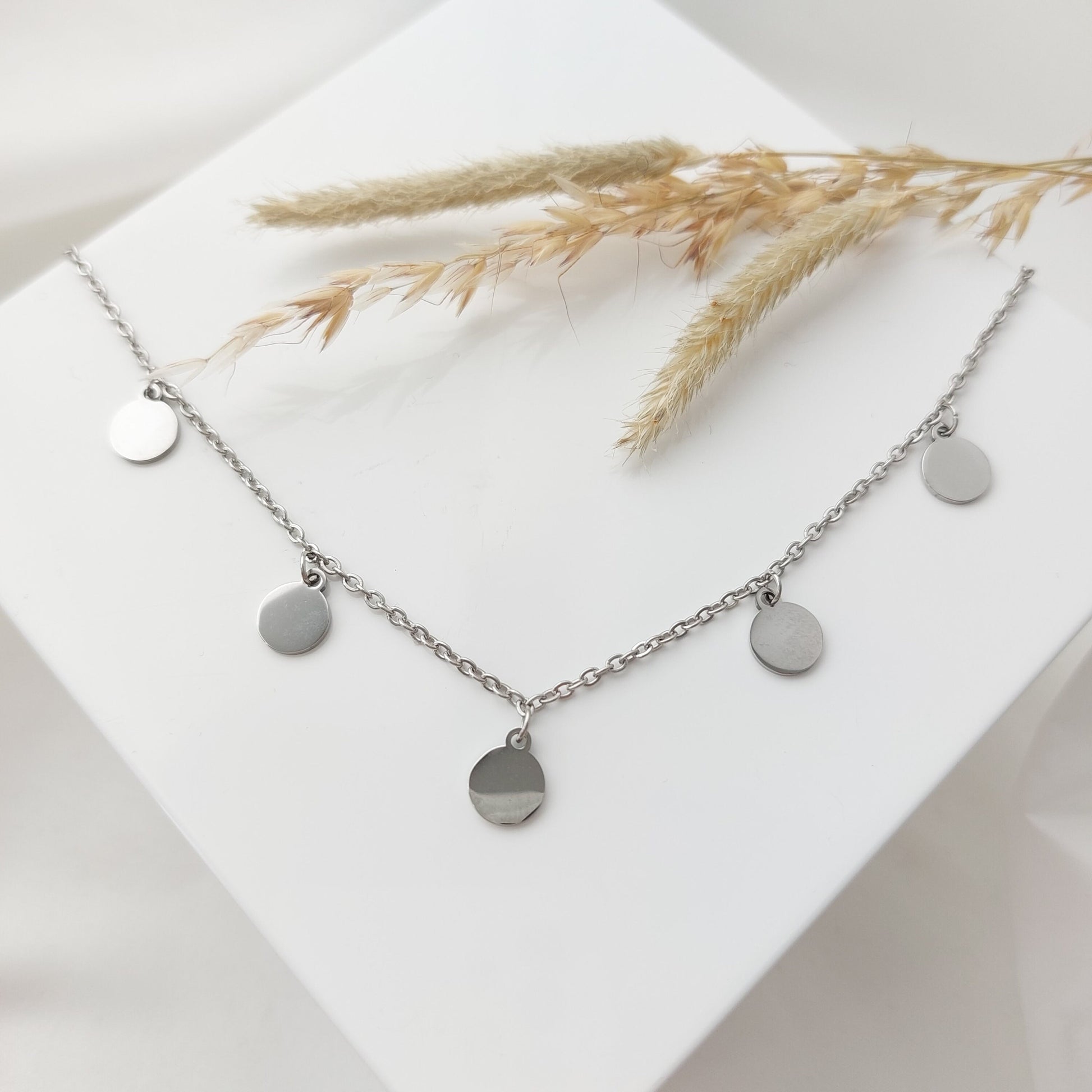 Personalisierte Plättchen Kette in Silber, gold und rosé aus Edelstahl, Kette personalisiert mit gravierten Buchstaben Anhängern, Geschenk
