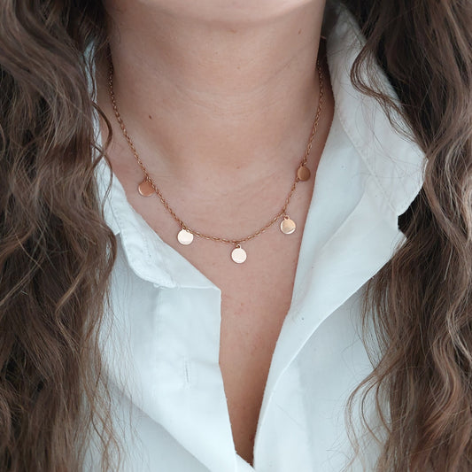 Personalisierte Plättchen Kette in Silber, gold und rosé aus Edelstahl, Kette personalisiert mit gravierten Buchstaben Anhängern, Geschenk