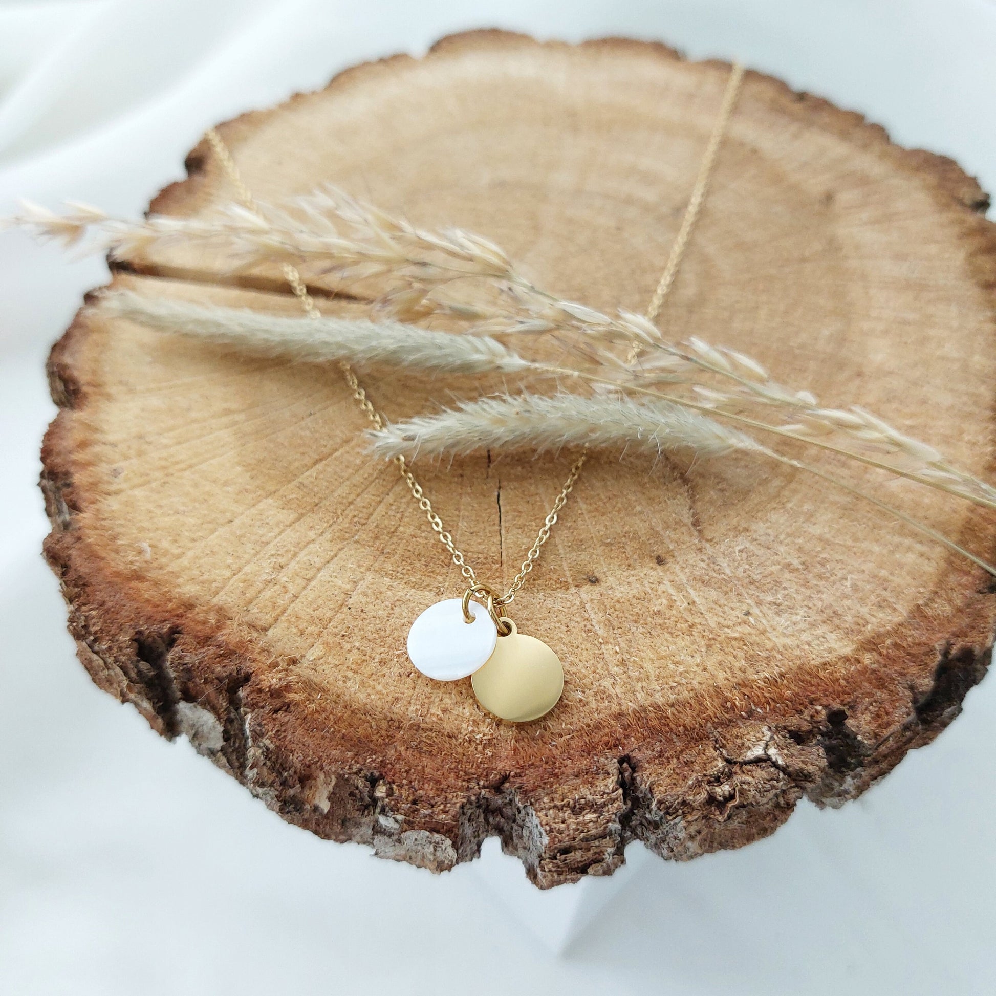 Personalisierte Kette mit Perlmutt Anhänger, Gravur Kette mit Namen/Buchstaben, personalisiertes Geschenk für Mama, Schwester, Freundin
