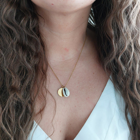 Personalisierte Kauri Muschel Kette in Gold, Silber, Rosé aus Edelstahl mit Buchstaben Plättchen Anhänger, Muschel Kette mit Kauri Anhänger