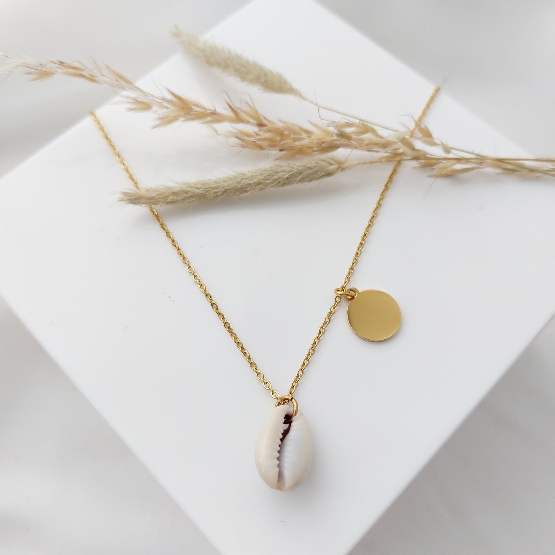 Personalisierte Kauri Muschelkette in Gold,Silber,Rosé, personalisiertes Geschenk, Gravur Kette, Namenskette, Buchstabenänhänger, Goldkette