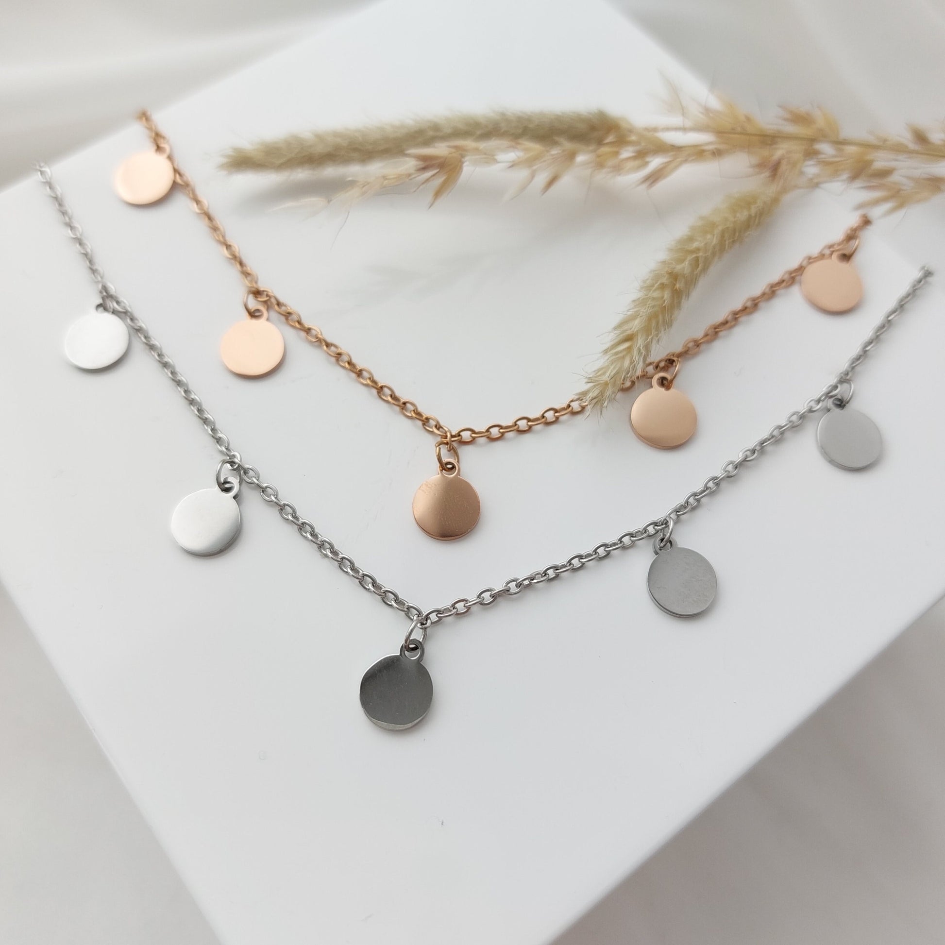 Personalisierte Plättchen Kette in Silber, gold und rosé aus Edelstahl, Kette personalisiert mit gravierten Buchstaben Anhängern, Geschenk