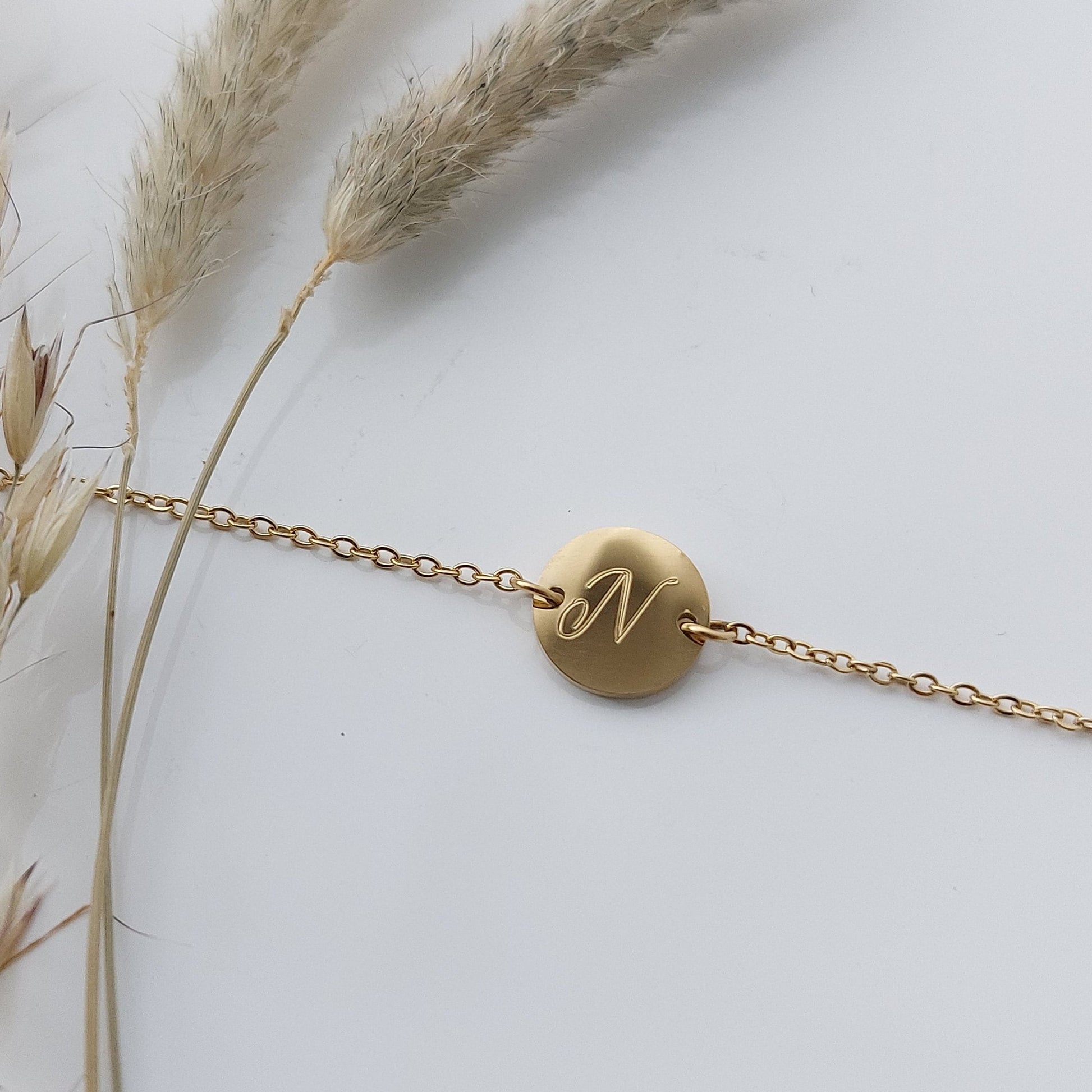 Armband personalisiert mit Buchstaben Gravur in Gold, Silber, Rosé, Armkette personalisiert mit 9mm Gravur Plättchen als Geschenk für Frauen