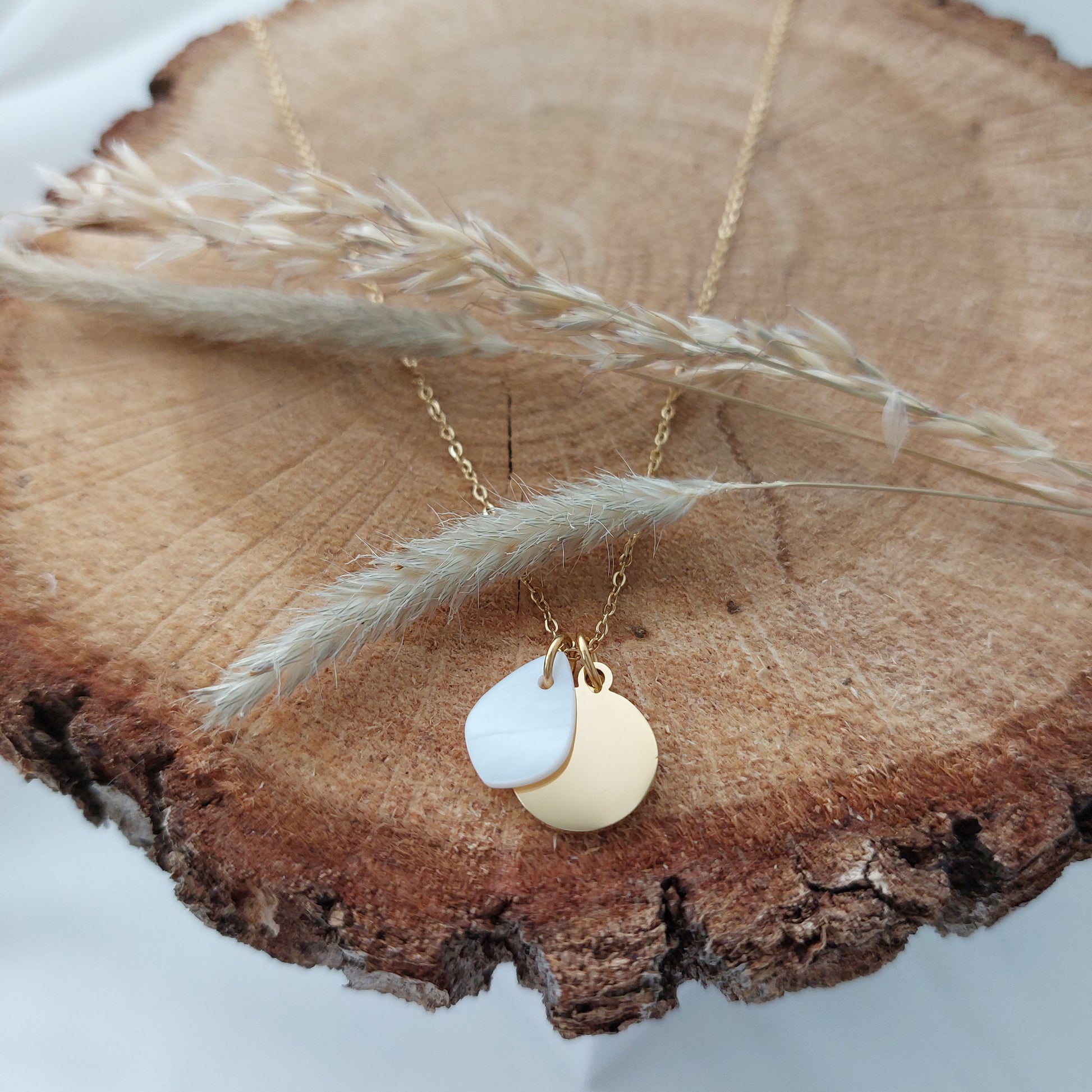 Personalisierte Kette mit Perlmutt Anhänger, Gravur Kette mit Namen/Buchstaben, personalisiertes Geschenk für Mama, Schwester, Freundin