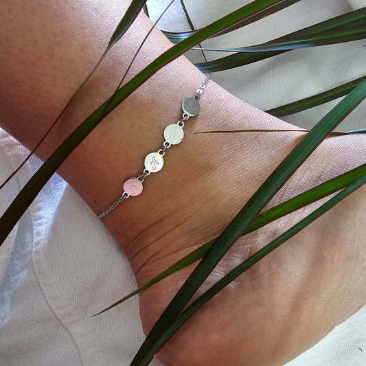 Personalisierte Gravur Fußkette in Gold & Silber Fußkette mit Buchstaben Plättchen, Namens Fußkette, Personalisiertes Geschenk für Frauen