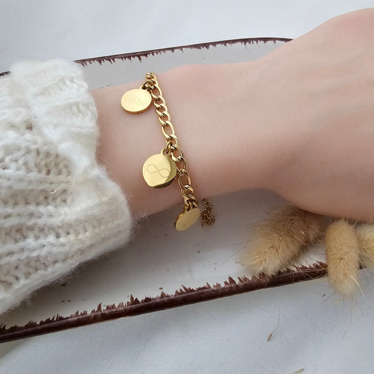 Personalisiertes Figaro Armband mit Namensgravur in Gold u. Silber Armkettchen mit Gravur Plättchen, personalisierte Armkette als Geschenk