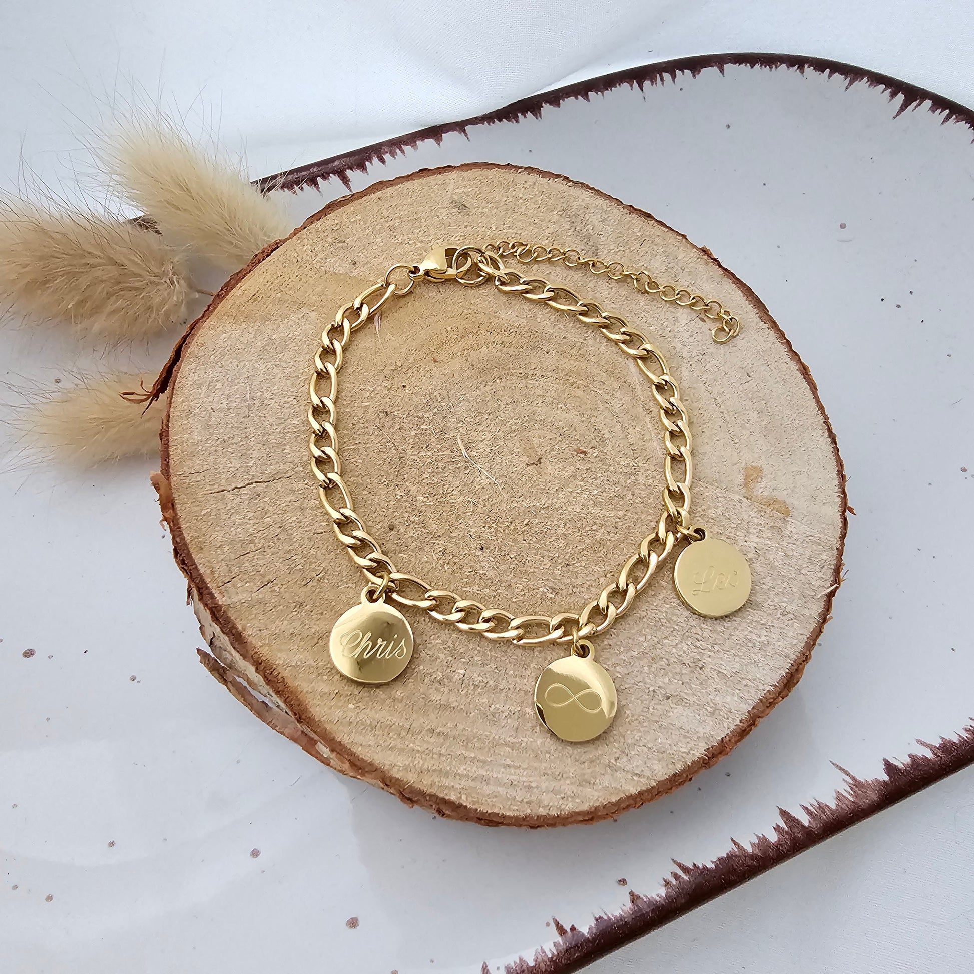 Personalisiertes Figaro Armband mit Namensgravur in Gold u. Silber Armkettchen mit Gravur Plättchen, personalisierte Armkette als Geschenk