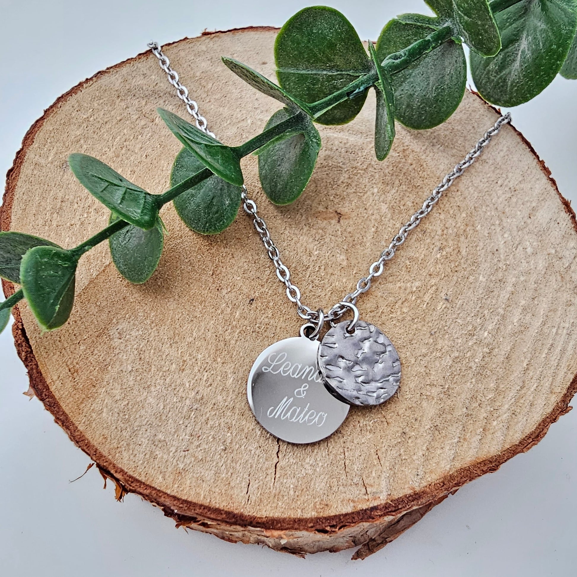 Gehämmerte Kette mit Gravur Plättchen Anhänger in Gold oder Silber aus Edelstahl, personalisiertes Geschenk für Frauen, Namenskette