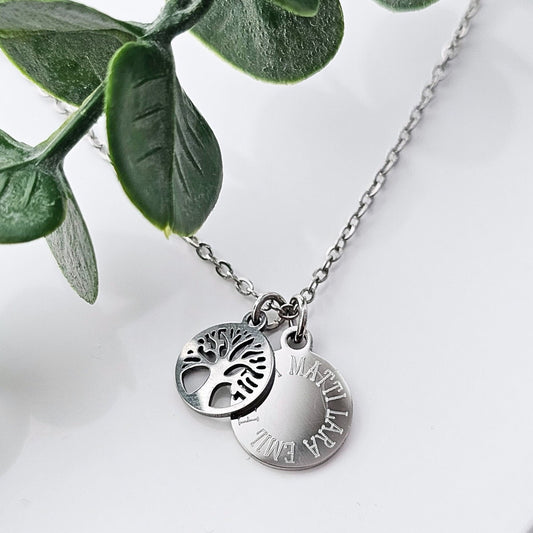 Silberne Edelstahl Kette mit einem Gravur Anhänger und einem Lebensbaum Anhänger.