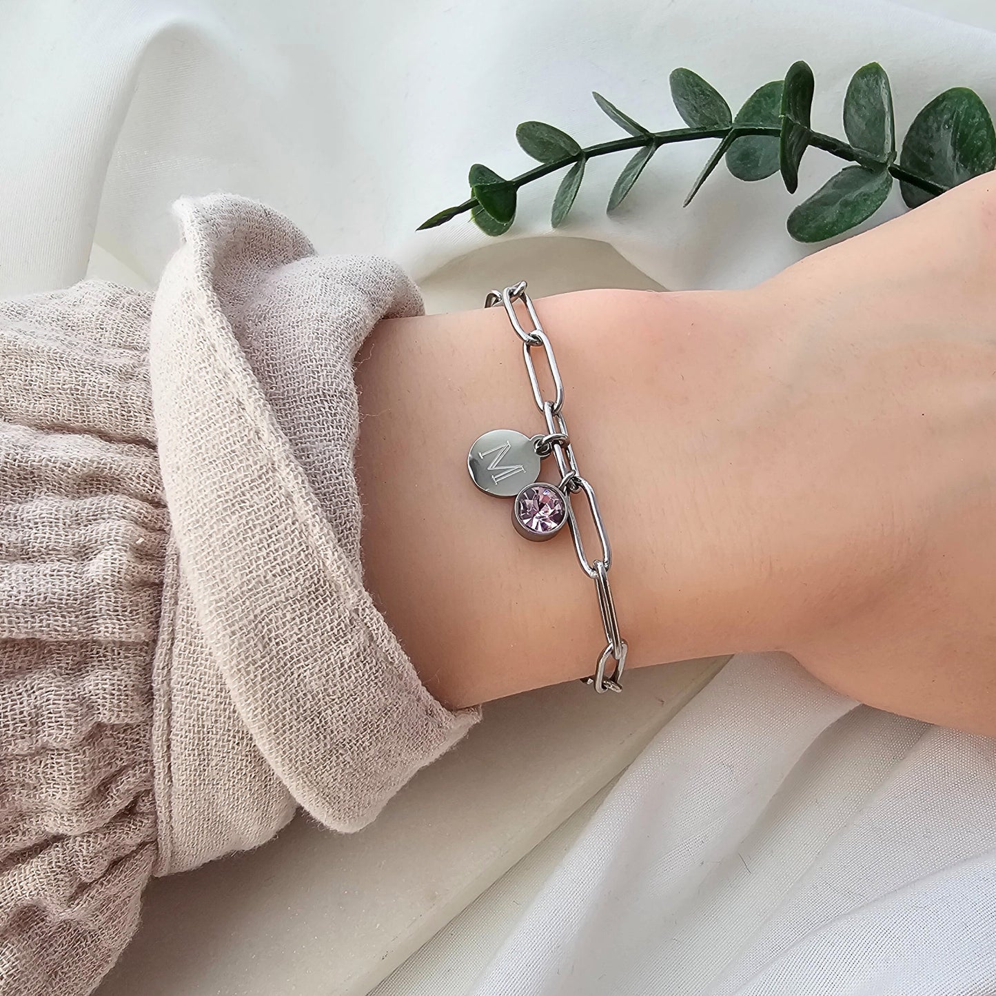 Personalisiertes Armband mit Gravuranhängern und Geburtssteinen | Geburtssteinarmband aus Edelstahl | personalisierte Geschenke