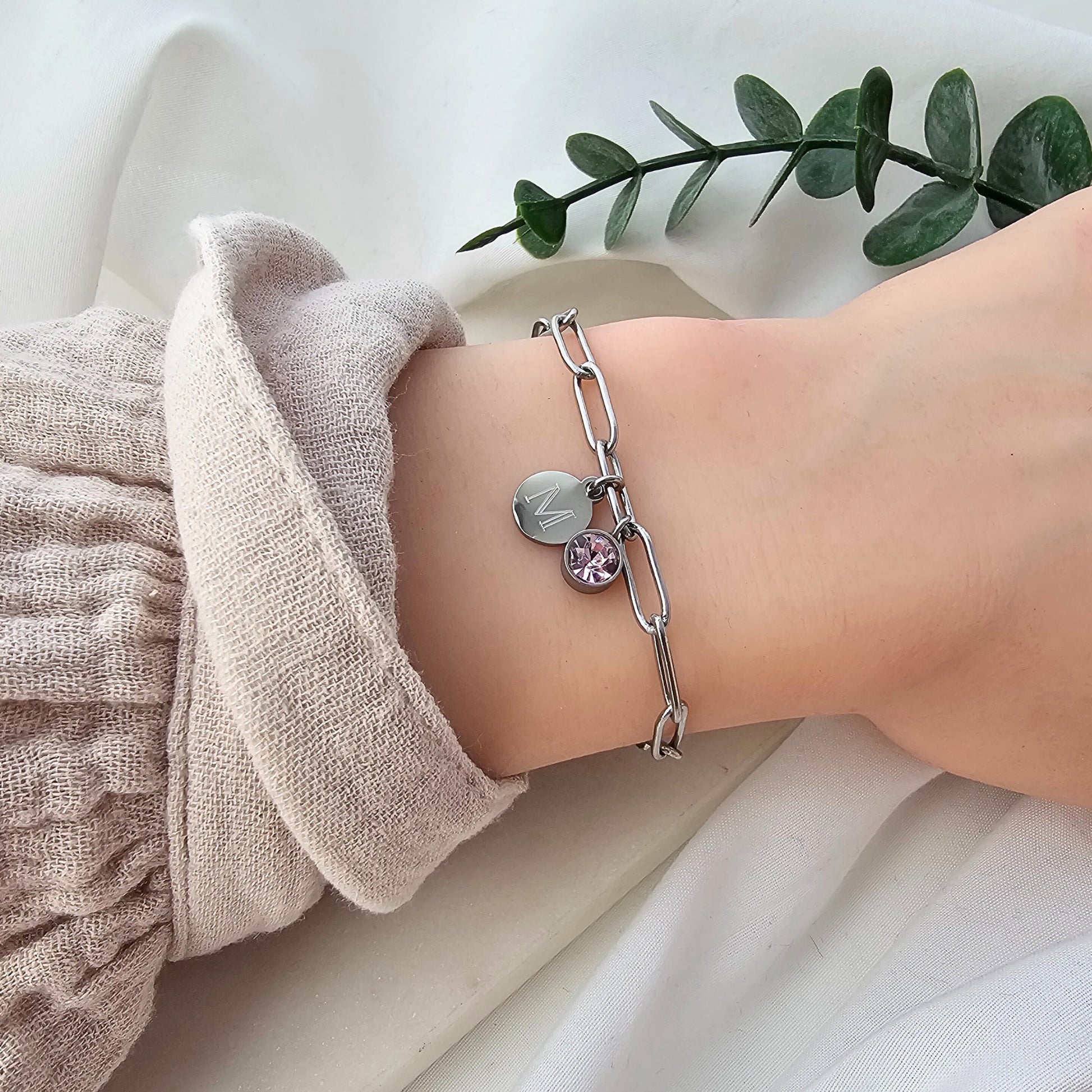 Personalisiertes Armband mit Gravuranhängern und Geburtssteinen | Geburtssteinarmband aus Edelstahl | personalisierte Geschenke