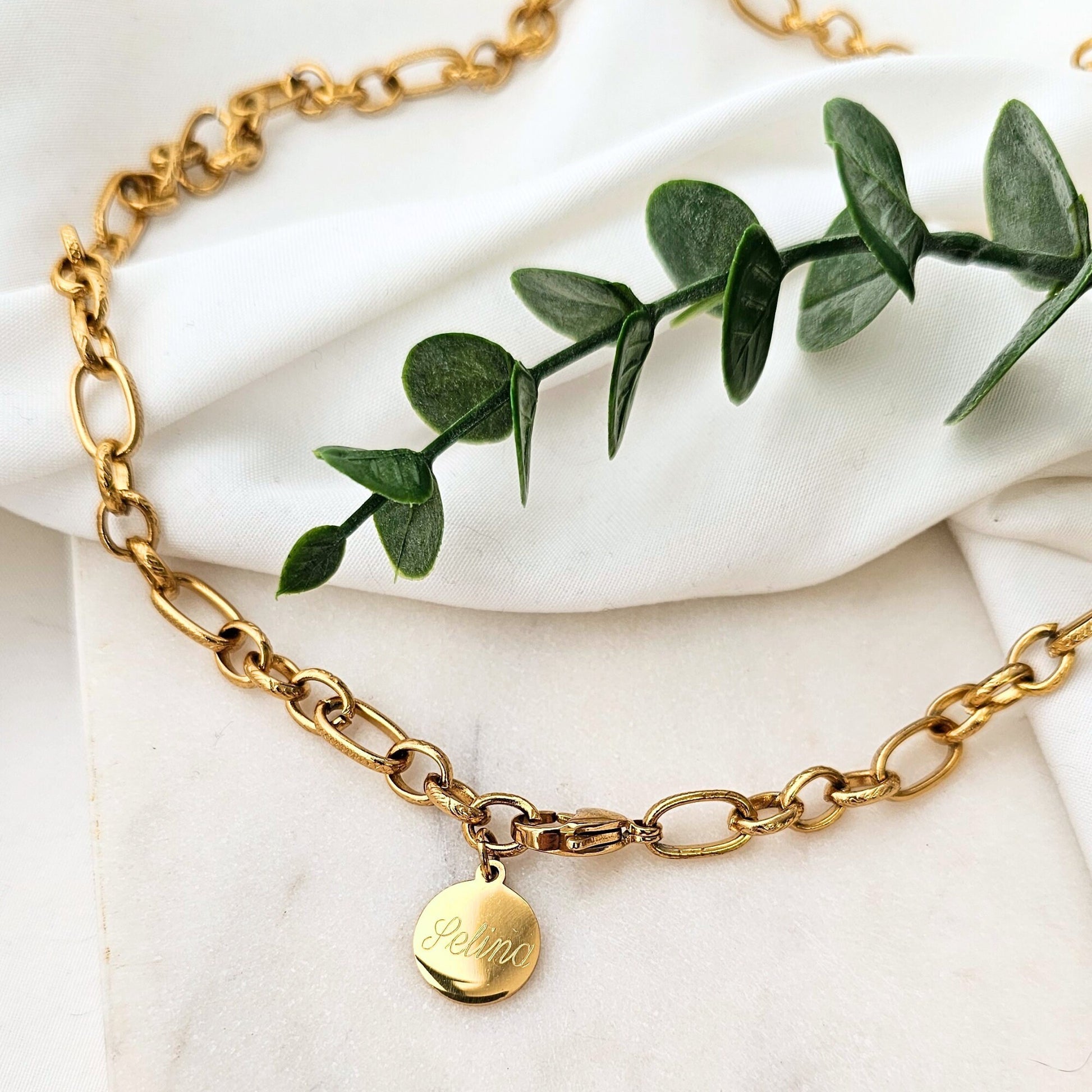 Personalisierte Chunky Kette in Gold oder Silber | grobe Edelstahlkette mit Gravur Anhänger | grobgliedrige Kette mit Buchstaben Plättchen