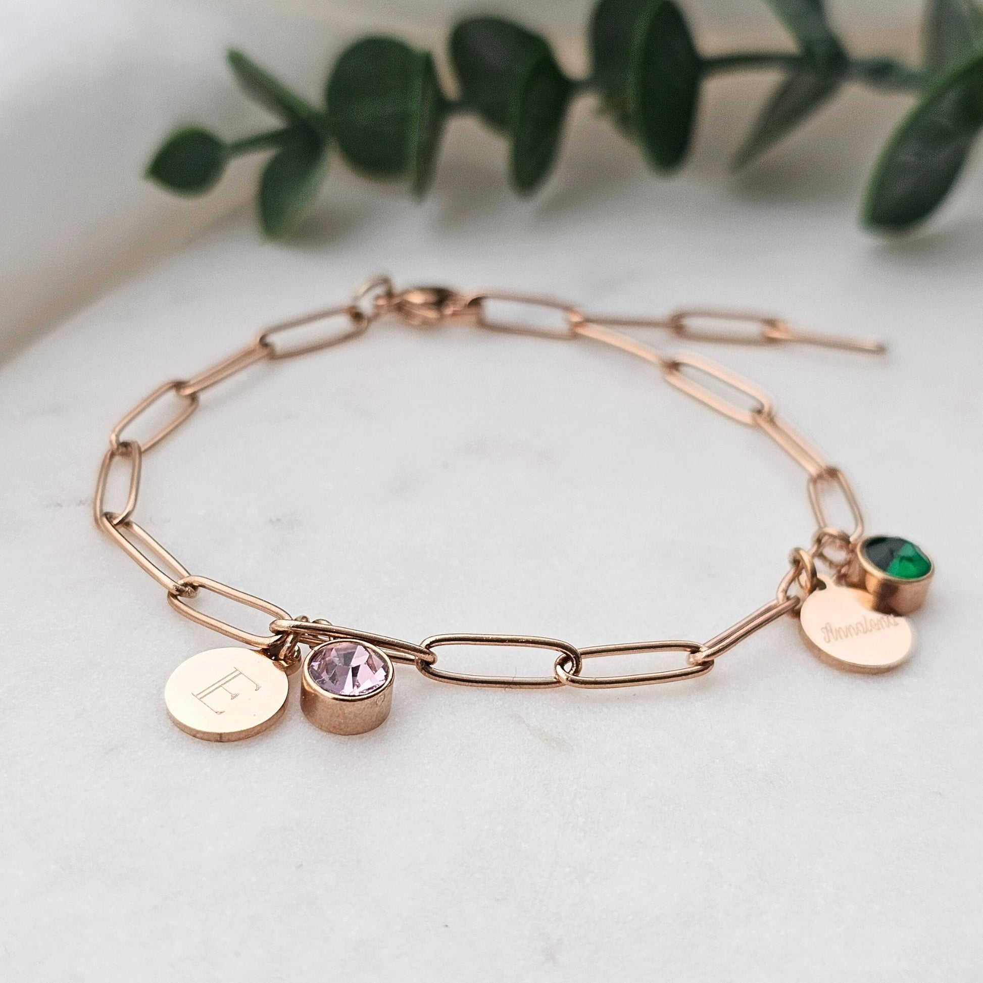 Personalisiertes Armband mit Gravuranhängern und Geburtssteinen | Geburtssteinarmband aus Edelstahl | personalisierte Geschenke
