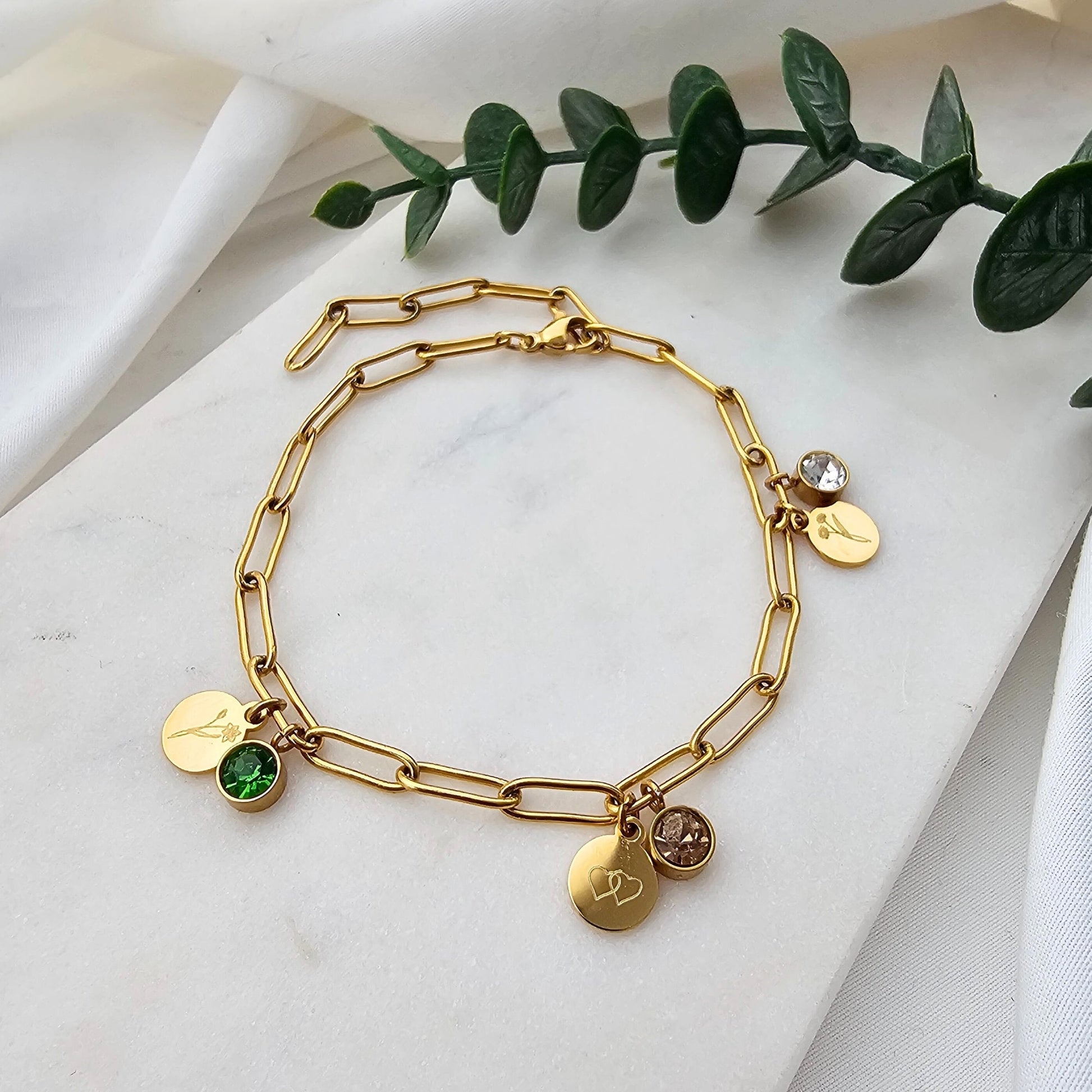Personalisiertes Armband mit Gravuranhängern und Geburtssteinen | Geburtssteinarmband aus Edelstahl | personalisierte Geschenke