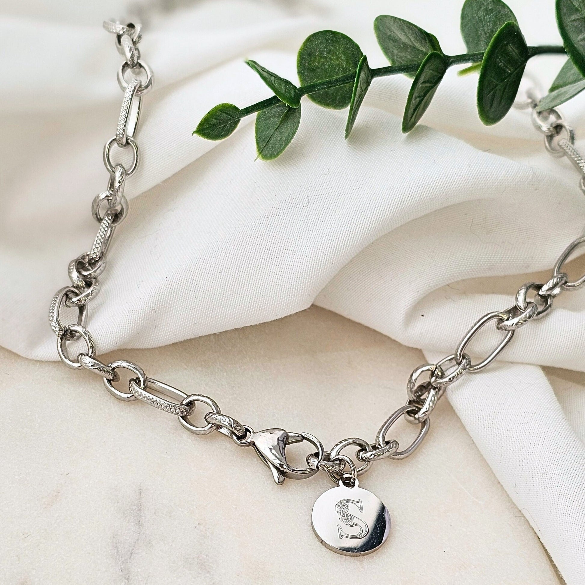 Personalisierte Chunky Kette in Gold oder Silber | grobe Edelstahlkette mit Gravur Anhänger | grobgliedrige Kette mit Buchstaben Plättchen