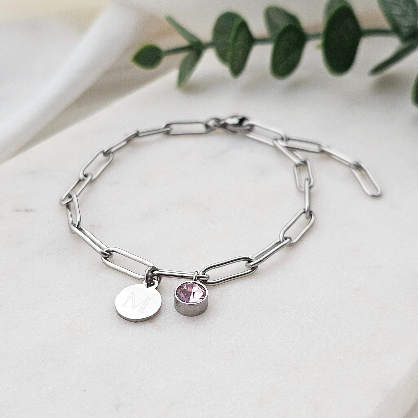 Personalisiertes Armband mit Gravuranhängern und Geburtssteinen | Geburtssteinarmband aus Edelstahl | personalisierte Geschenke