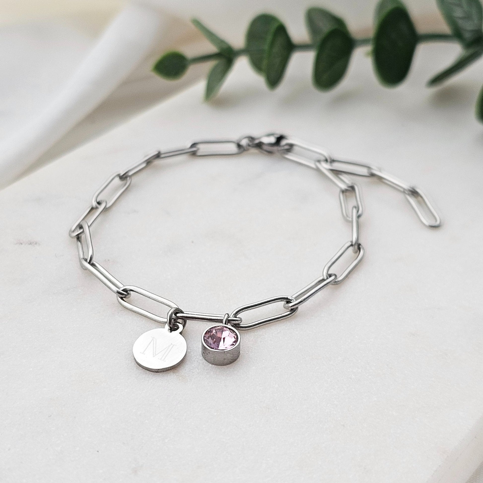Personalisiertes Armband mit Gravuranhängern und Geburtssteinen | Geburtssteinarmband aus Edelstahl | personalisierte Geschenke